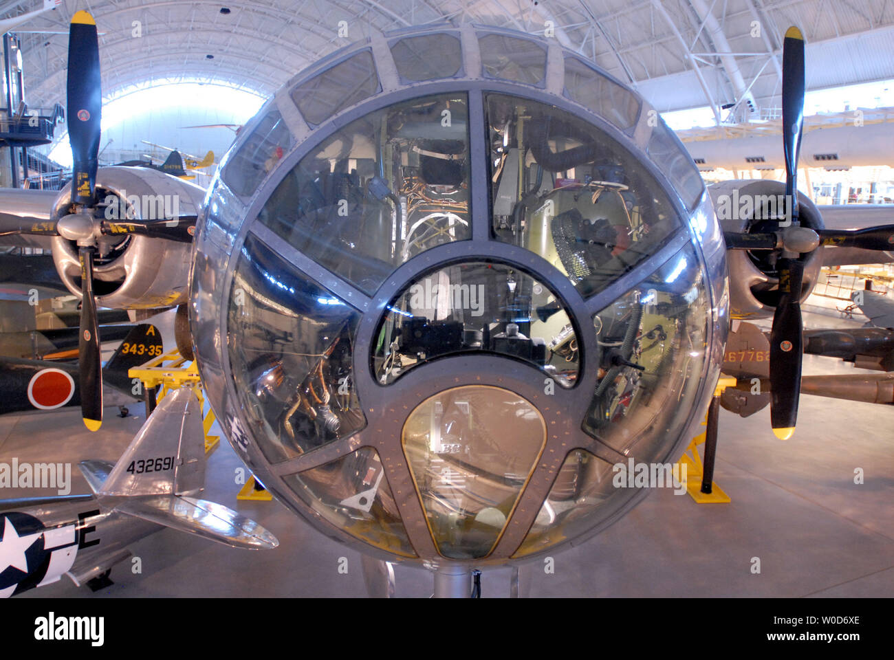 Il Enola Gay, che è diminuita la bomba su Hiroshima il 6 agosto 1945, è su visualizzazione al museo nazionale dell'aria e dello spazio a Dulles, Virginia, il 4 agosto 2006. (UPI foto/Roger L. Wollenberg) Foto Stock