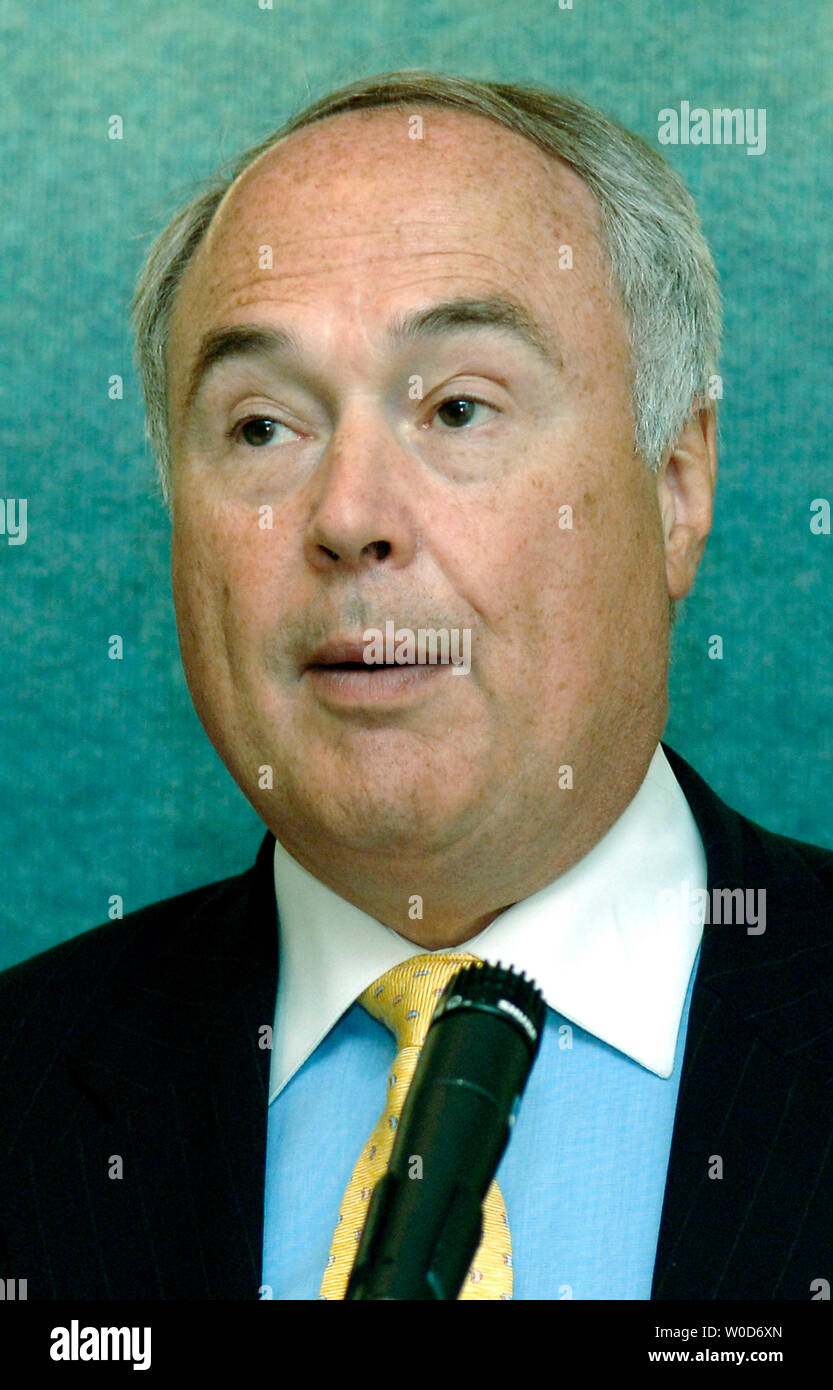 Presidente del National Foreign Trade Council (NFTC) William Reinsch parla nel corso di una conferenza stampa annunciando il NFTC del piano di denunciare lo stato di Illinois dipendente pubblico fondo pensione, a Washington in data 7 agosto 2006. Il NFTC è il deposito di questa querela nella sfida di costituzionalità di "agire per porre fine al terrorismo e alle atrocità in Sudan', che comporta sanzioni sullo stato del Sud Sudan che andare contro i Presidenti federali. (UPI foto/Kevin Dietsch) Foto Stock