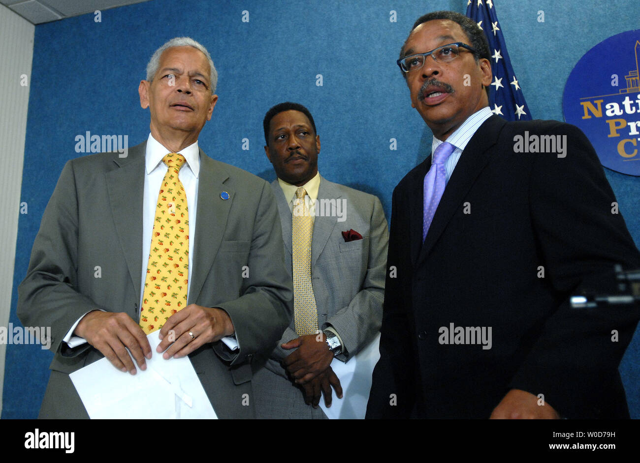 Presidente NAACP Julian Bond, Consiglio Generale Dennis Courtland Hayes e Presidente e CEO Bruce S. Gordon (L a R) conferiscono durante una conferenza stampa per discutere l'annuncio dal IRS che il NAACP manterrà è stato esenzione Iva a Washington il 31 agosto 2006. Il IRS stava studiando una denuncia da parte di alcuni repubblicani che commento dal vincolo costituito di interferire con le elezioni. (UPI foto/Roger L. Wollenberg) Foto Stock