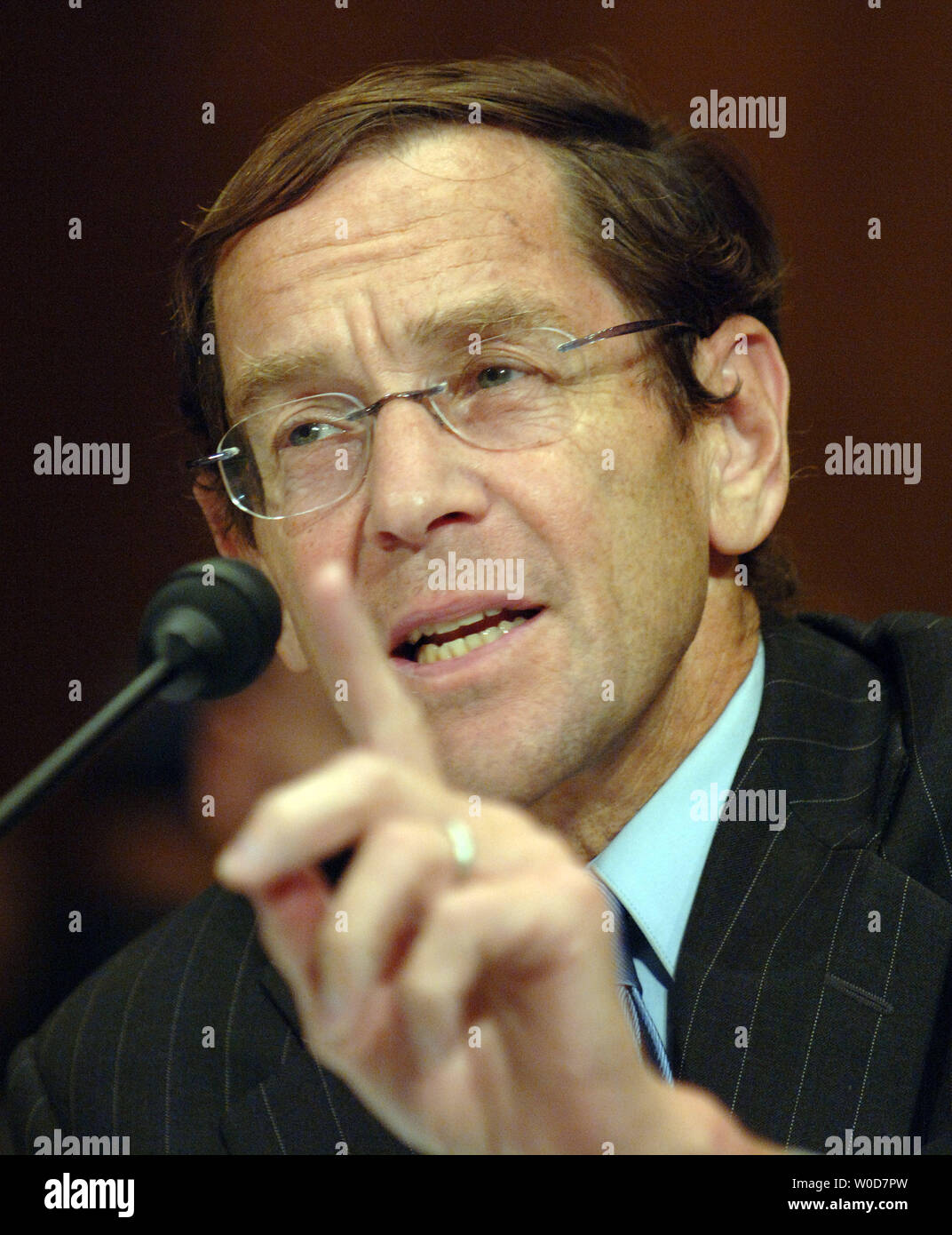 Bruce Fein testimonia in corrispondenza alla commissione giudiziaria del Senato audizione esaminando l accesso dei prigionieri detenuti a Guantánamo Bay di habeas corpus il 25 settembre 2006, sul colle del Campidoglio di Washington. (UPI foto/Roger L. Wollenberg) Foto Stock