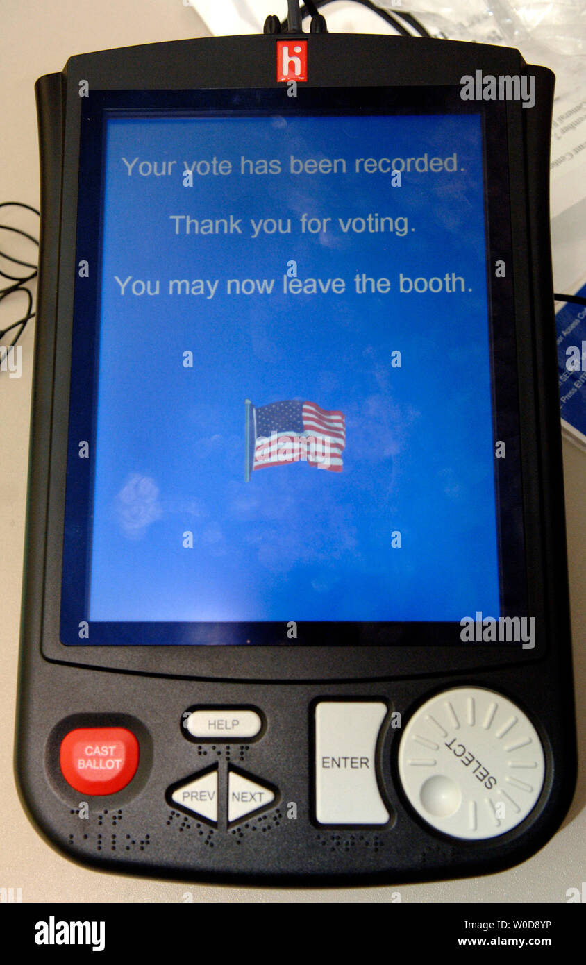 Molti Virginia elettori votare questa elezione intermedia utilizzando un voto elettronico macchina simile a questo in Alexandria, Virginia il 7 novembre 2006. (UPI foto/Kevin Dietsch) Foto Stock