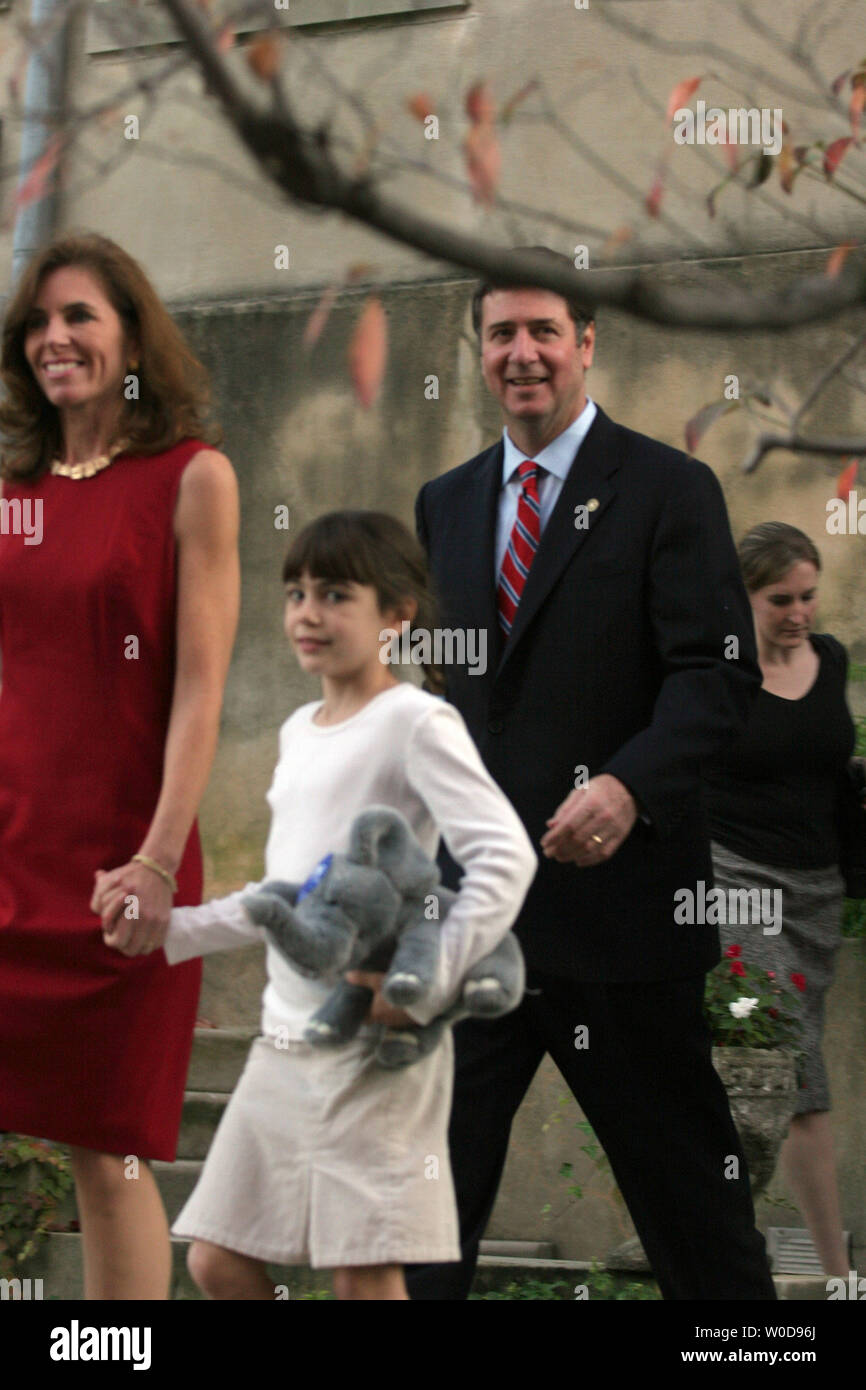 Il senatore George Allen, (R-VA), a destra, insieme con la moglie Susan e la figlia di Brooke, lasciare il Carlyle House in Old Town Alexandria, Virginia dopo concedendo ai neo eletto Senatore della Virginia Jim Webb il 9 novembre 2006. (UPI foto/Ken Cedeño) Foto Stock