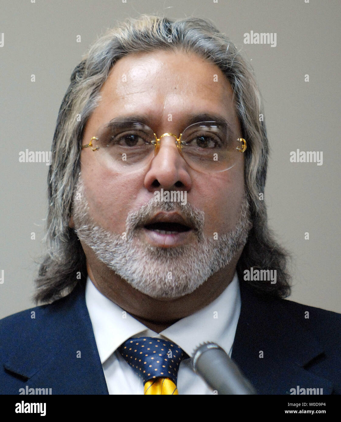 Il dott. Vijay Mallya indiana di Kingfisher Airlines parla prima di Kingfisher e Pratt & Whitney firmare un aereo motore vale la pena di trattativa tra $300 e 500 milioni di dollari al ministero del commercio a Washington il 20 novembre 2006. (UPI foto/Roger L. Wollenberg) Foto Stock