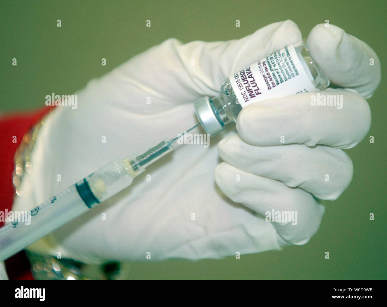 L'infermiera Jane Johnson del Dipartimento della sanità e dei Servizi Umani prepara il vaccino antinfluenzale in un kick off per il programma nazionale di vaccinazione influenzale settimana a Washington il 27 novembre 2006. (UPI foto/Kevin Dietsch) Foto Stock