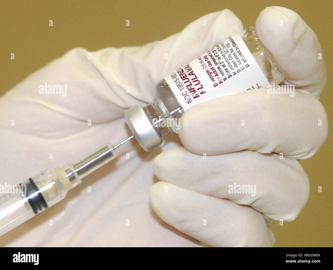 L'infermiera Jane Johnson del Dipartimento della sanità e dei Servizi Umani prepara il vaccino antinfluenzale in un kick off per il programma nazionale di vaccinazione influenzale settimana a Washington il 27 novembre 2006. (UPI foto/Kevin Dietsch) Foto Stock