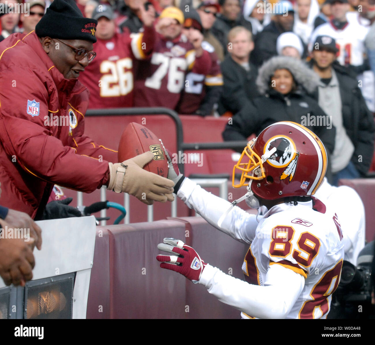Washington Redskins running back Ladell Betts dà il calcio per una ventola dopo il funzionamento per un 8-cantiere touchdown contro i falchi di Atlanta, durante il primo trimestre in Fed Ex campo in Largo, Maryland il 3 dicembre 2006. (UPI foto/Kevin Dietsch) Foto Stock