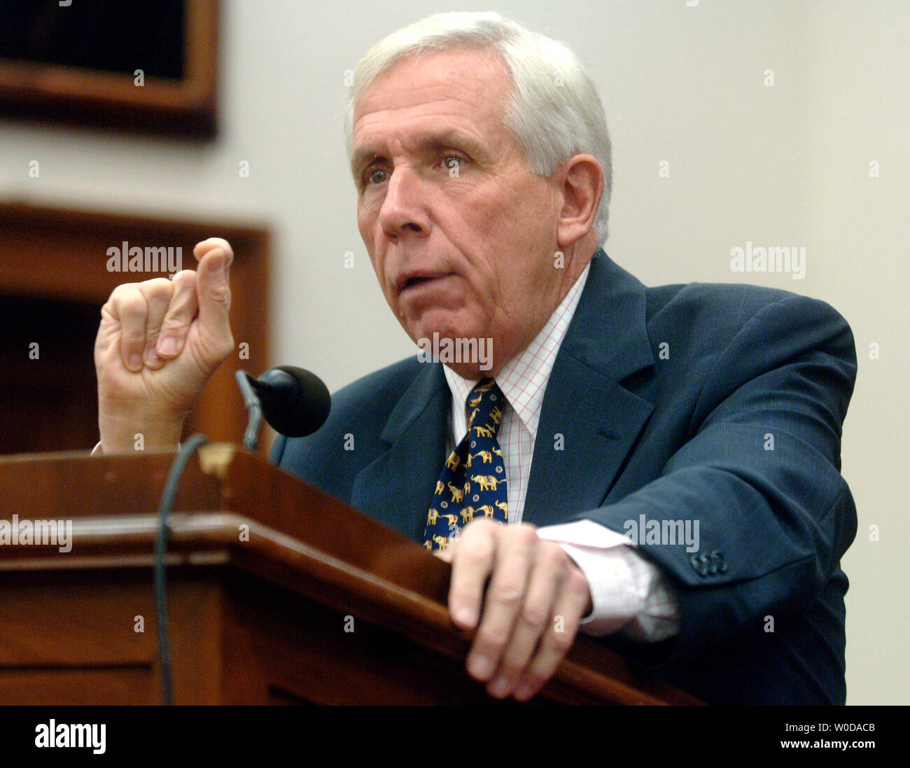 Sost. Frank Wolf (R-VA) parla sulla situazione in Iraq e le risultanze dell'Iraq Report di studio in corrispondenza di un pannello di discussione ospitato da gli Stati Uniti Istituto di pace a Washington il 13 dicembre 2006. (UPI foto/Kevin Dietsch) Foto Stock