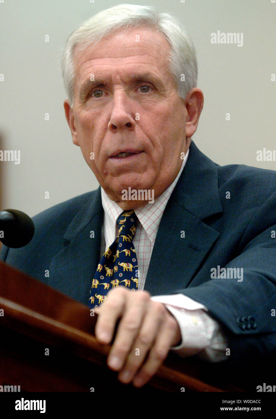Sost. Frank Wolf (R-VA) parla sulla situazione in Iraq e le risultanze dell'Iraq Report di studio in corrispondenza di un pannello di discussione ospitato da gli Stati Uniti Istituto di pace a Washington il 13 dicembre 2006. (UPI foto/Kevin Dietsch) Foto Stock