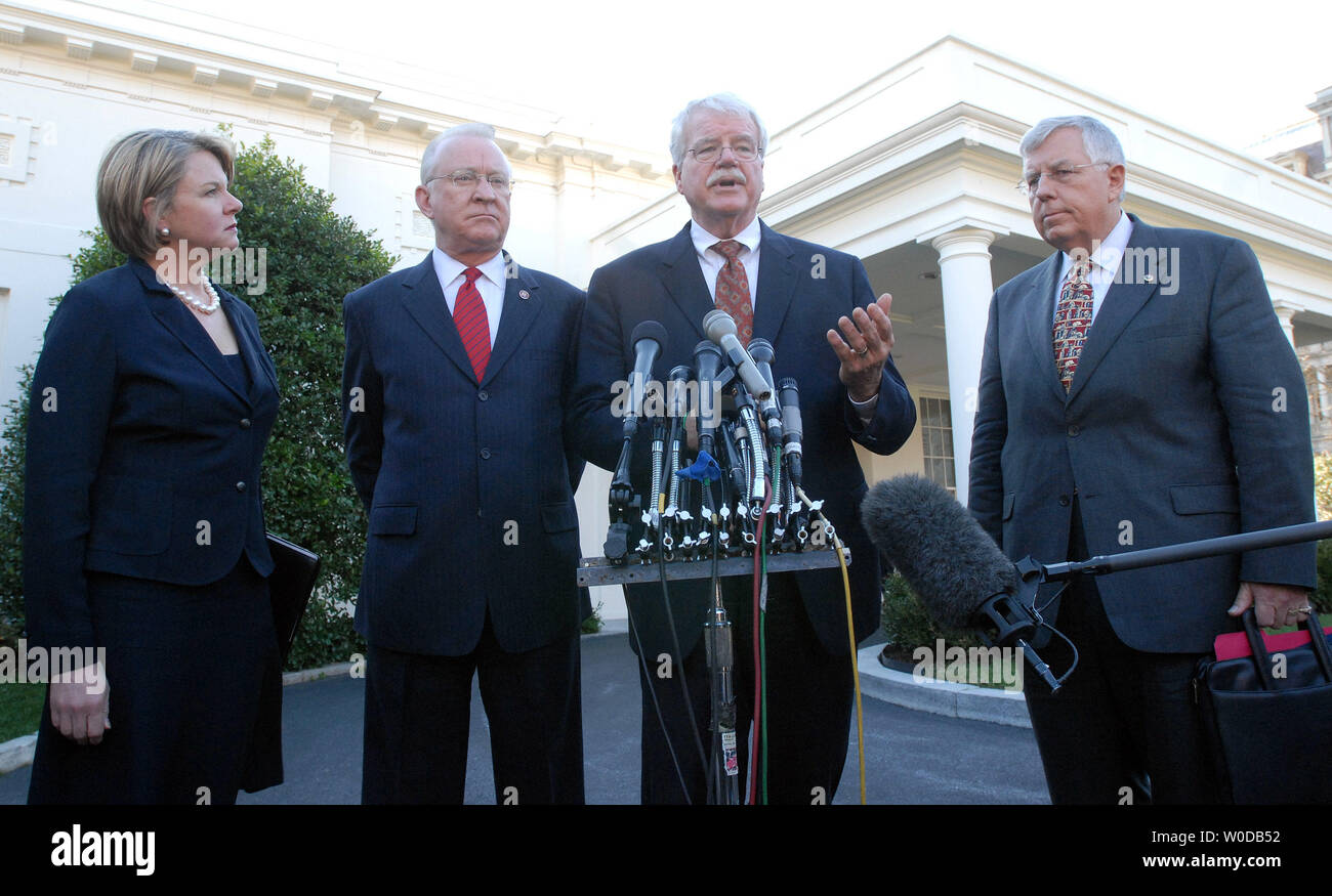 Istruzione Segretario Margaret ortografia, sost. Buck McKeon, R-CA, sost. George Miller, D-CA, e Sen. Michael Enzi, R-WY, (l a r) parlare con i media dopo un incontro con gli Stati Uniti Il Presidente George W Bush per discutere la nessun bambino lasciato dietro atto alla Casa Bianca a Washington il 8 gennaio 2007. (UPI foto/Roger L. Wollenberg) Foto Stock Istruzione Segretario Margaret ortografia, sost. Buck McKeon, R-CA, sost. George Miller, D-CA, e Sen. Michael Enzi, R-WY, (l a r) parlare con i media dopo un incontro con gli Stati Uniti Il Presidente George W Bush per discutere la nessun bambino lasciato dietro atto alla Casa Bianca a Washington il 8 gennaio 2007. (UPI foto/Roger L. Wollenberg) Foto Stock