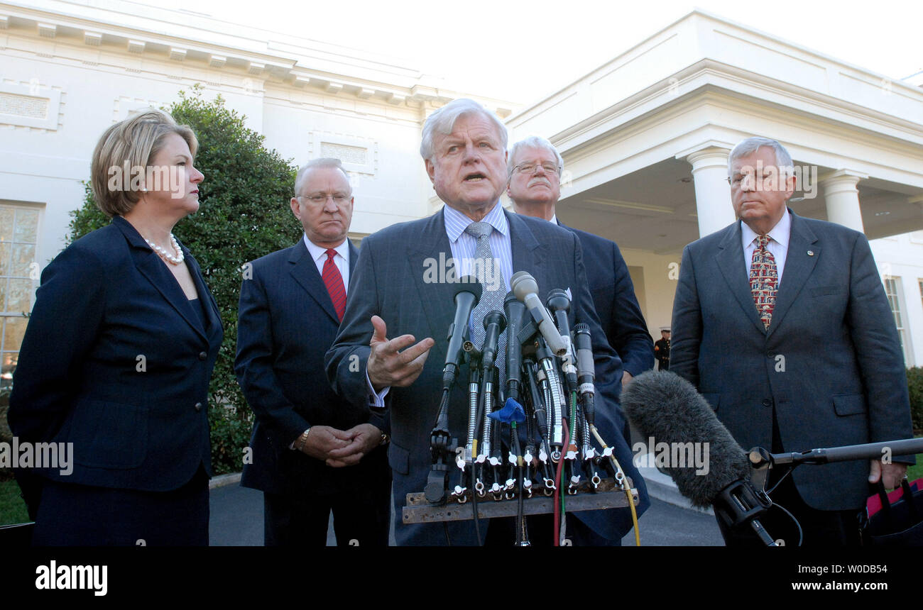 Istruzione Segretario Margaret ortografia, sost. Buck McKeon, R-CA, Sen. Edward Kennedy, D-MA, sost. George Miller, D-CA, e Sen. Michael Enzi, R-WY, (l a r) parlare con i media dopo un incontro con gli Stati Uniti Il Presidente George W Bush per discutere la nessun bambino lasciato dietro atto alla Casa Bianca a Washington il 8 gennaio 2007. (UPI foto/Roger L. Wollenberg) Foto Stock Istruzione Segretario Margaret ortografia, sost. Buck McKeon, R-CA, Sen. Edward Kennedy, D-MA, sost. George Miller, D-CA, e Sen. Michael Enzi, R-WY, (l a r) parlare con i media dopo un incontro con gli Stati Uniti Il Presidente George W Bush per discutere la nessun bambino lasciato dietro atto alla Casa Bianca a Washington il 8 gennaio 2007. (UPI foto/Roger L. Wollenberg) Foto Stock