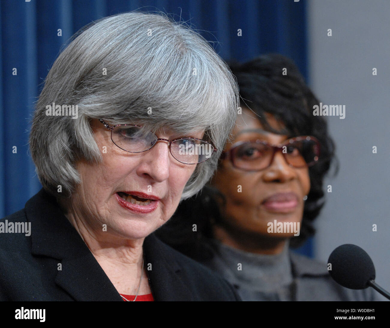 Sost. Lynn Woolsey, D-CA e sost. Maxine Waters, D-CA (L a R) chiamata per porre fine alla guerra in Iraq e per le truppe americane per iniziare a lasciare il paese al più presto nel corso di una conferenza stampa a Capitol Hill a Washington il 17 gennaio 2007. (UPI foto/Roger L. Wollenberg) Foto Stock