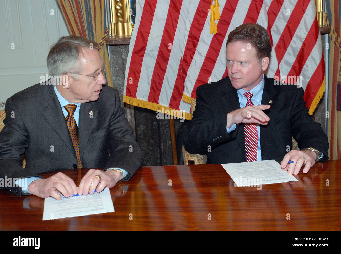 Il Sen. Jim Webb, D-VA, (r) parla con il leader della maggioranza del Senato Harry Reid, D-NV, durante un foto-op prima di provare la risposta democratica di Stati Uniti Il presidente George W. Bush è il discorso sullo stato dell'Unione sul Campidoglio di Washington il 23 gennaio 2007. (UPI foto/Roger L. Wollenberg) Foto Stock