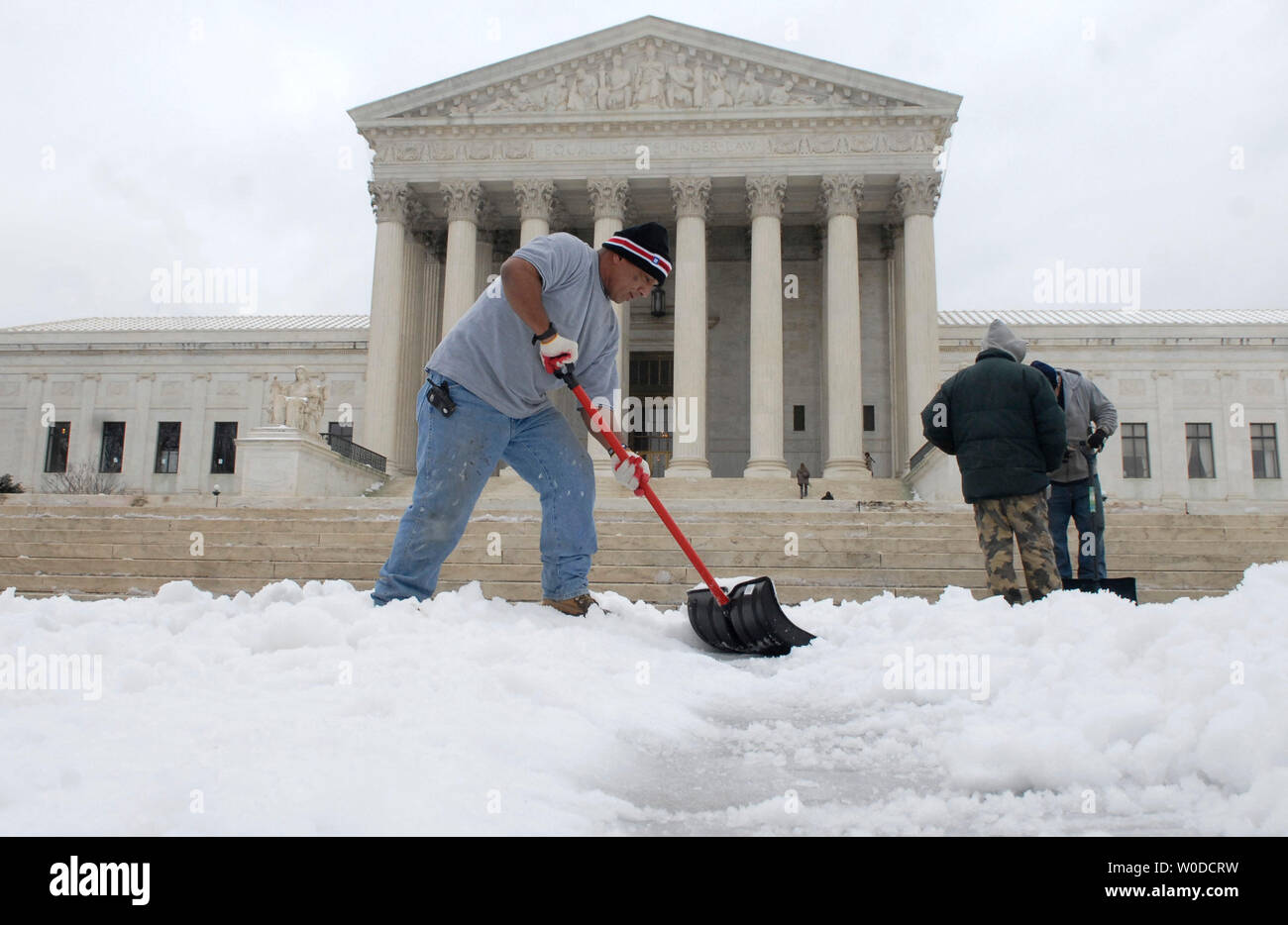 Lavoratori pulire i passaggi dell'U.S. La Corte suprema a Washington il 14 febbraio 2007. Una miscela di neve, nevischio e il congelamento di pioggia caduta sulla regione di DC per tutta la notte. (UPI foto/Kevin Dietsch) Foto Stock