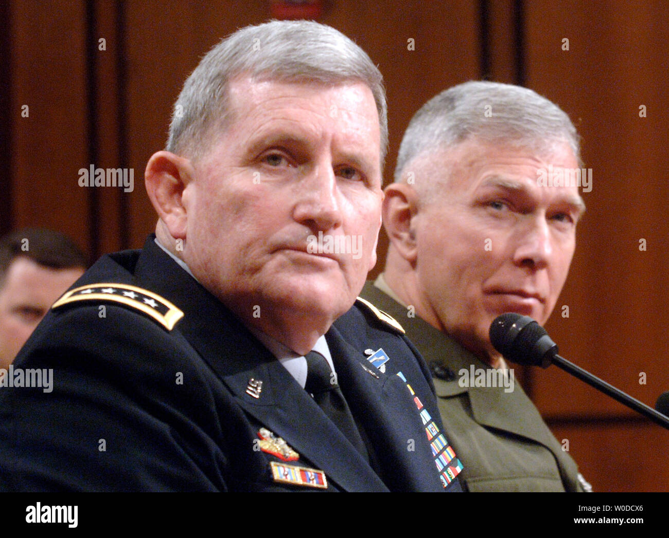 Capo di Stato Maggiore dell Esercito gen. Peter Schoomaker (L) e Marine Corps Commandant gen. James Conway testimoniare prima di un Senato Comitato delle Forze Armate audizione sulla preparazione per il futuro dell'esercito e marines, a Washington il 15 febbraio 2007. (UPI foto/Kevin Dietsch) Foto Stock
