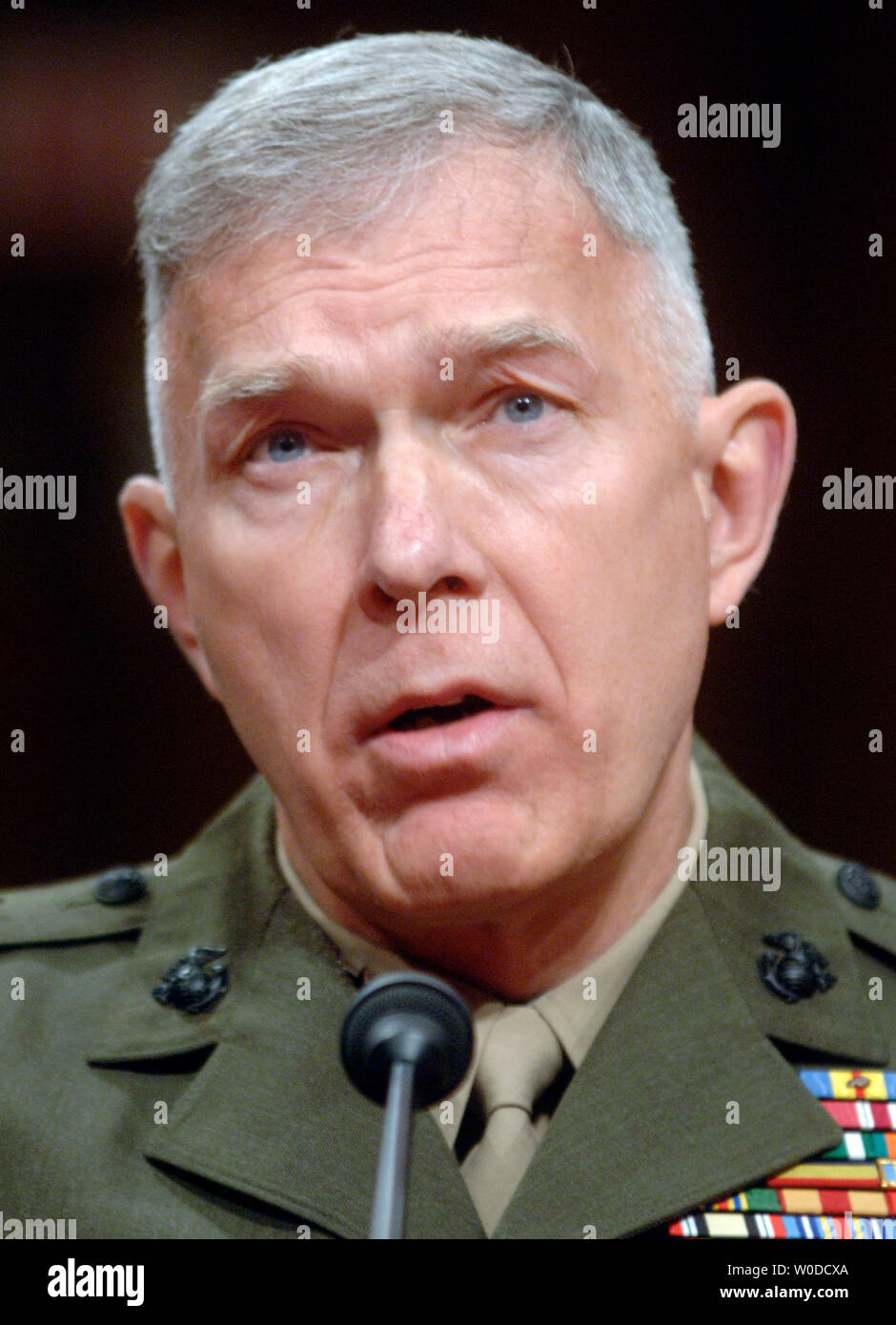 Marine Corps Commandant gen. James Conway testimonia prima di un Senato Comitato delle Forze Armate audizione sulla preparazione per il futuro dell'esercito e marines, a Washington il 15 febbraio 2007. (UPI foto/Kevin Dietsch) Foto Stock