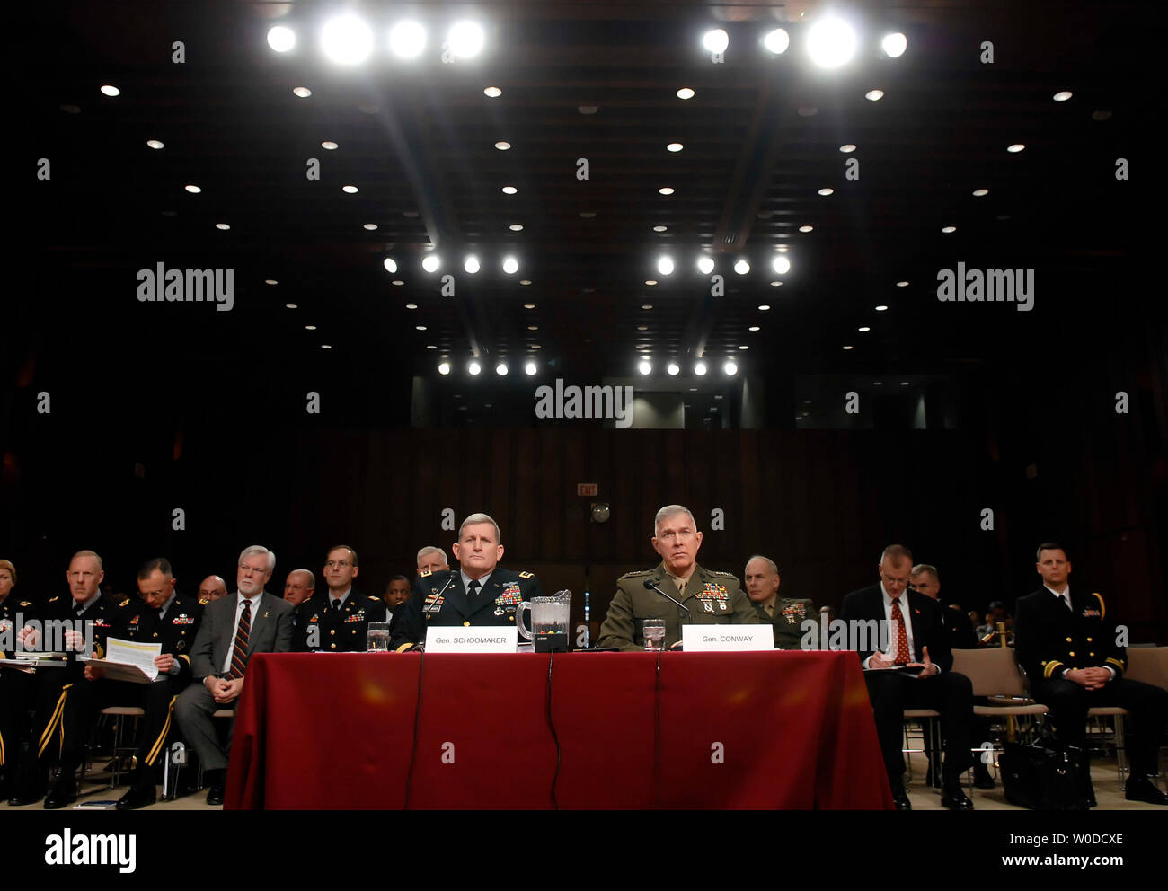 Capo di Stato Maggiore dell Esercito gen. Peter Schoomaker (L) e Marine Corps Commandant gen. James Conway testimoniare prima di un Senato Comitato delle Forze Armate audizione sulla preparazione per il futuro dell'esercito e marines, a Washington il 15 febbraio 2007. (UPI foto/Kevin Dietsch) Foto Stock
