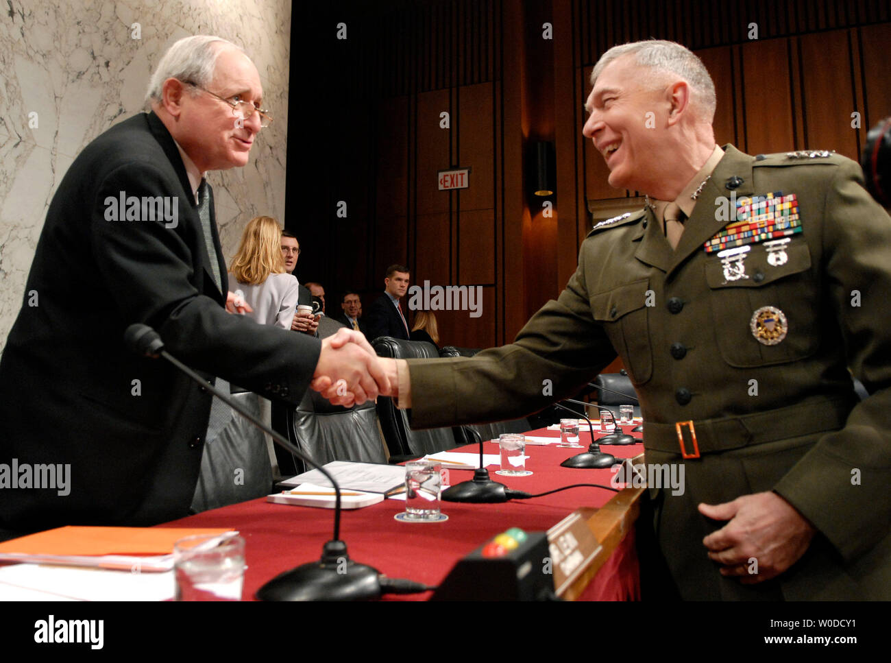 Presidente del il Comitato delle forze armate del senato Carl Levin (D-MI) (L) saluta Marine Corps Commandant gen. James Conway prima di un'audizione sul futuro prontezza dell'esercito e marines, a Washington il 15 febbraio 2007. (UPI foto/Kevin Dietsch) Foto Stock