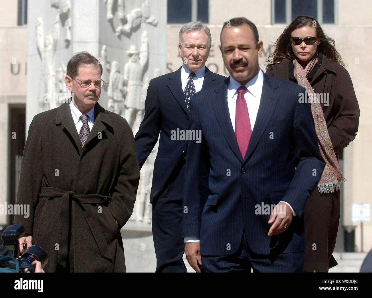 Ex casa bianca aide I. Lewis 'scooter' Libby è accompagnata da avvocati William Jeffress Jr., (L), Theodore B. pozzetti (RC) e sua moglie Harriet concedere dal Tribunale federale a Washington il 6 marzo 2007. Libby è stato trovato colpevole su quattro dei cinque capi di spergiuro, giacenti e di ostruzione alla giustizia nell'Valerie Plame CIA caso di perdita. (UPI foto/Kevin Dietsch) Foto Stock