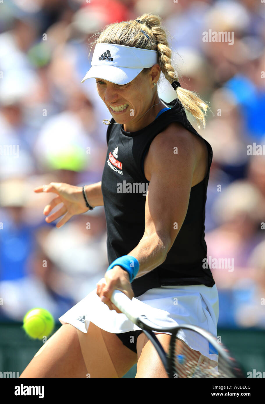 Angelique Kerber in azione durante il Ladies Singles match il giorno cinque della natura internazionale della valle in Devonshire Park, Eastbourne. Foto Stock