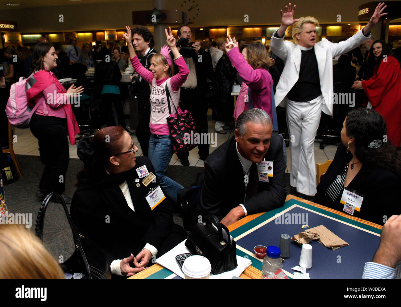 I membri di Codepink, un anti-guerra di gruppo, canto e cantare anti-guerra di slogan come essi detengono una dimostrazione in Longworth House Edificio per uffici di caff, sul colle del Campidoglio di Washington il 21 marzo 2006. (UPI foto/Kevin Dietsch) Foto Stock