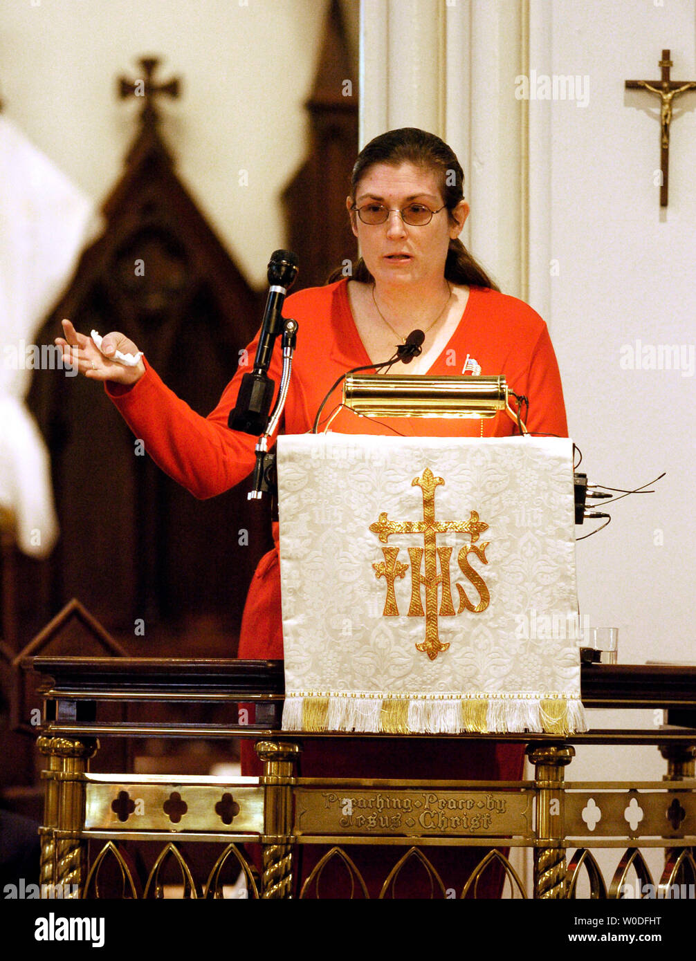 Kelly Auber, nipote di Charlotte inverni, l'ultima femmina noto veterano di guerra mondiale I, parla di sua zia di funerale a tutti della Santa Chiesa Episcopale in Frederick, Maryland il 30 marzo 2007. Gli inverni UNITI STATI UNITI Riserva navale nel 1917, un anno dopo ha incontrato con il segretario della Marina Josephus Daniels per convincerlo a consentire alle donne in servizio. Gli inverni è servito come un segretario e si ritirò nel 1953 con il rango di yeoman. Morì all'età di 109. (UPI foto/Alexis C. Glenn) Foto Stock