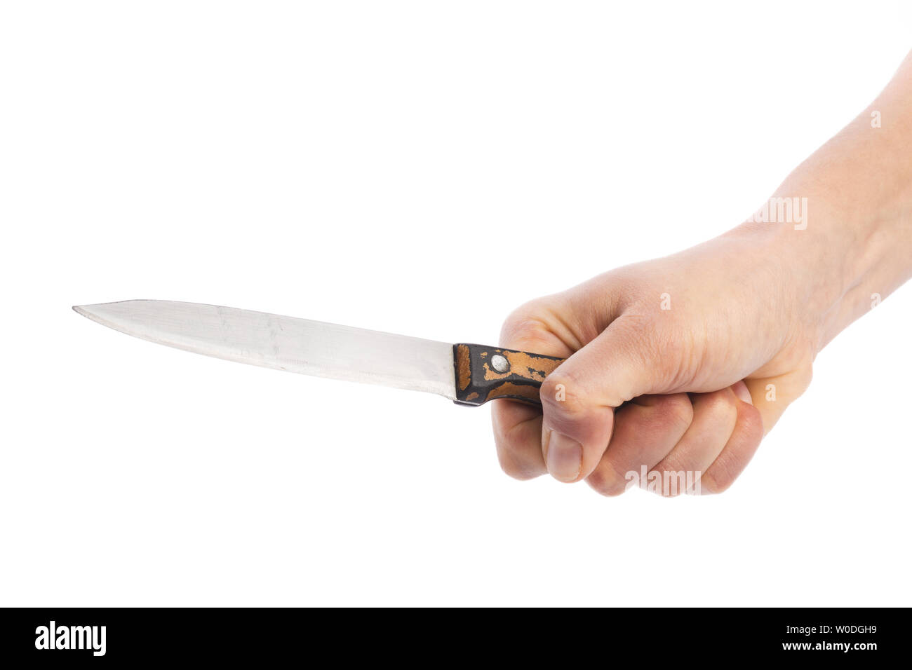 Mano che tiene un coltello isolati su sfondo bianco Foto Stock