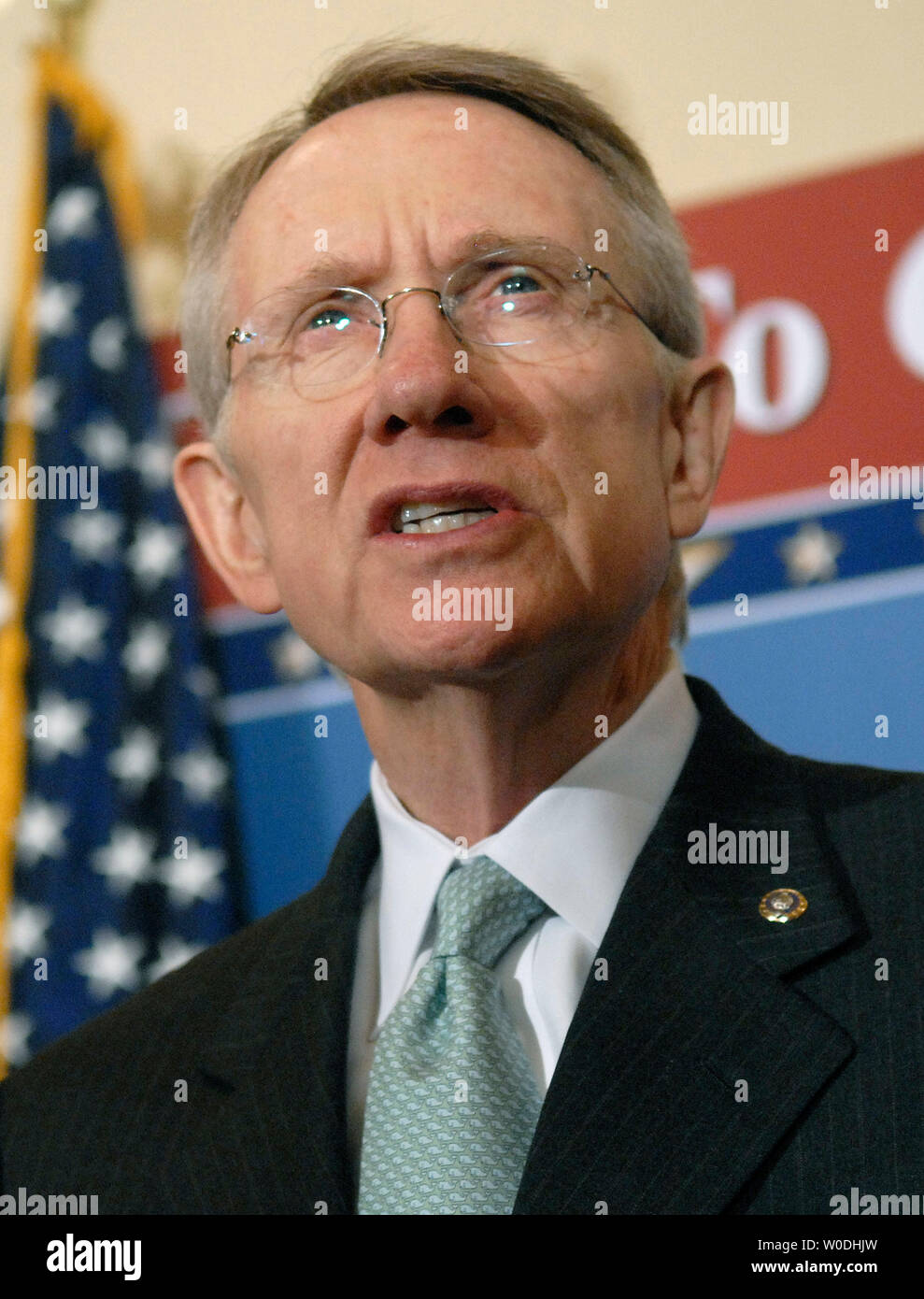 Il leader della maggioranza del Senato Harry Reid (D-NV) parla nel corso di una conferenza stampa sul passaggio dell'Iraq bill supplementare, HR 1591, a Washington il 26 aprile 2007. Il disegno di legge, che sarà mandato l'inizio di un ritiro delle truppe dall'Iraq entro il mese di ottobre di quest'anno, passato 51-46. (UPI foto/Kevin Dietsch) Foto Stock