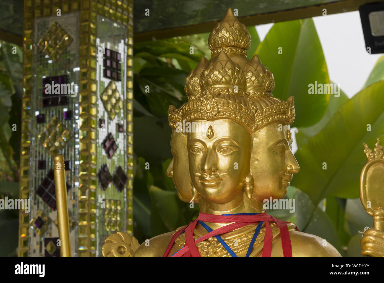 Tempio di Kek Lok Si, quattro di fronte la statua di Buddha di dettaglio; isola di Penang, Malaysia Foto Stock