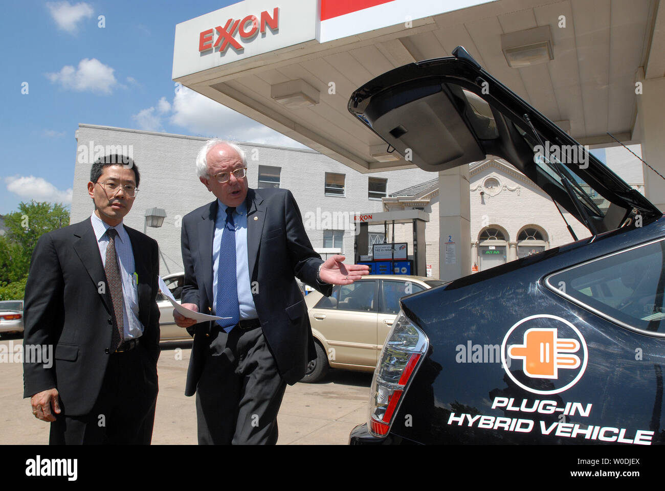 Il Sen. Bernie Sander, I-VT, (R) parla con ancora Ming Chiang di123 Systems circa un after-market plug-in batteria che può essere installato su maggio veicoli ibridi, consentendo loro di ottenere più di cento miglia al gallone, prima di una conferenza di notizie circa i prezzi del gas in corrispondenza di una stazione di Exxon vicino a Capitol Hill a Washington il 9 maggio 2007. I democratici stanno considerando di anti-sgorbiatura di prezzi leggi e altre misure. (UPI foto/Roger L. Wollenberg) Foto Stock