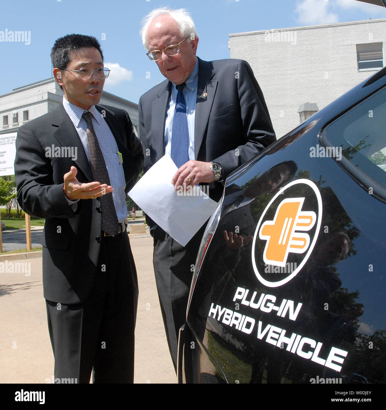 Il Sen. Bernie Sander, I-VT, (R) parla con ancora Ming Chiang di123 Systems circa un after-market plug-in batteria che può essere installato su maggio veicoli ibridi, consentendo loro di ottenere più di cento miglia al gallone, prima di una conferenza di notizie circa i prezzi del gas in corrispondenza di una stazione di Exxon vicino a Capitol Hill a Washington il 9 maggio 2007. I democratici stanno considerando di anti-sgorbiatura di prezzi leggi e altre misure. (UPI foto/Roger L. Wollenberg) Foto Stock