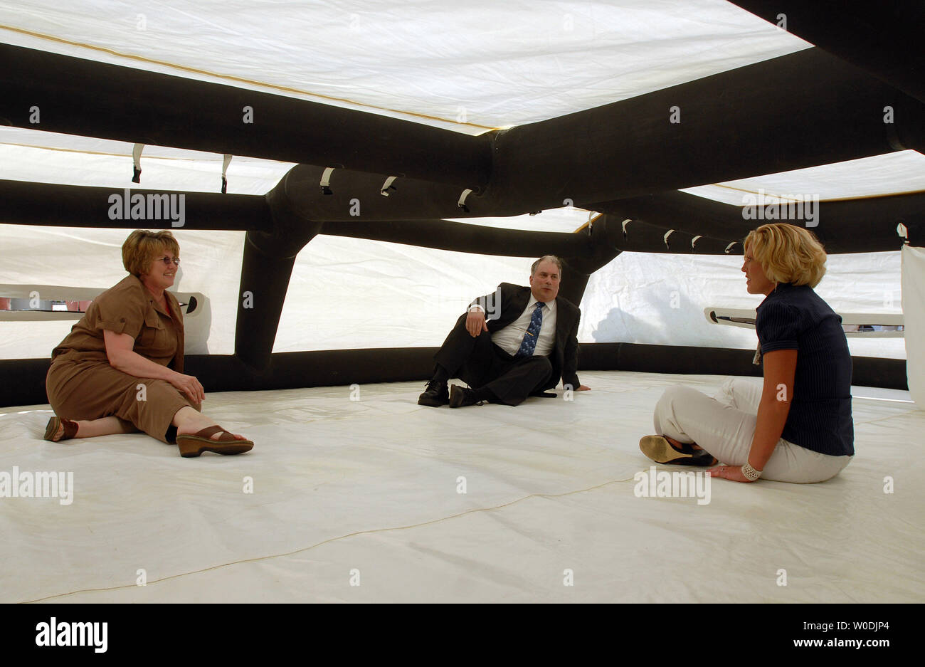 Edward Roscioli di ChemBio Shelter discute la sua società di emergenza gonfiabile il mio rifugio con Debbie Hamner (L) e Sara Baily sul Campidoglio di Washington il 16 maggio 2007. George Hamner, Jr., Debbie il marito e Sara il padre morì nell ultimo anno di sago mio disastro. (UPI foto/Roger L. Wollenberg) Foto Stock