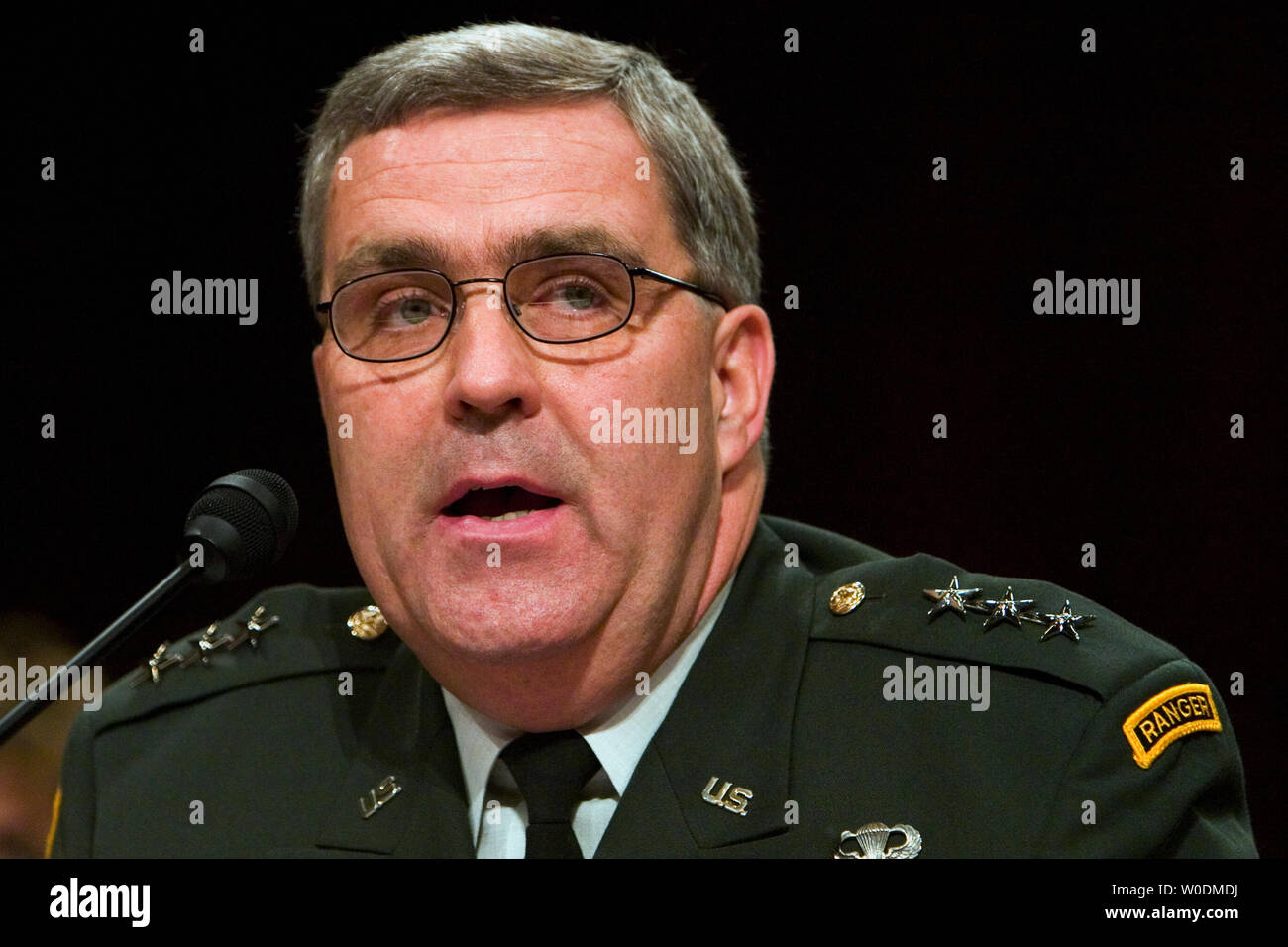 Lt. Gen. Douglas liuto testimonia prima che il comitato delle forze armate del senato per quanto riguarda la sua nomina a vice National Security Advisor per l Iraq e Afghanistan al Campidoglio di Washington il 7 giugno 2007. (UPI foto/David Brody) Foto Stock