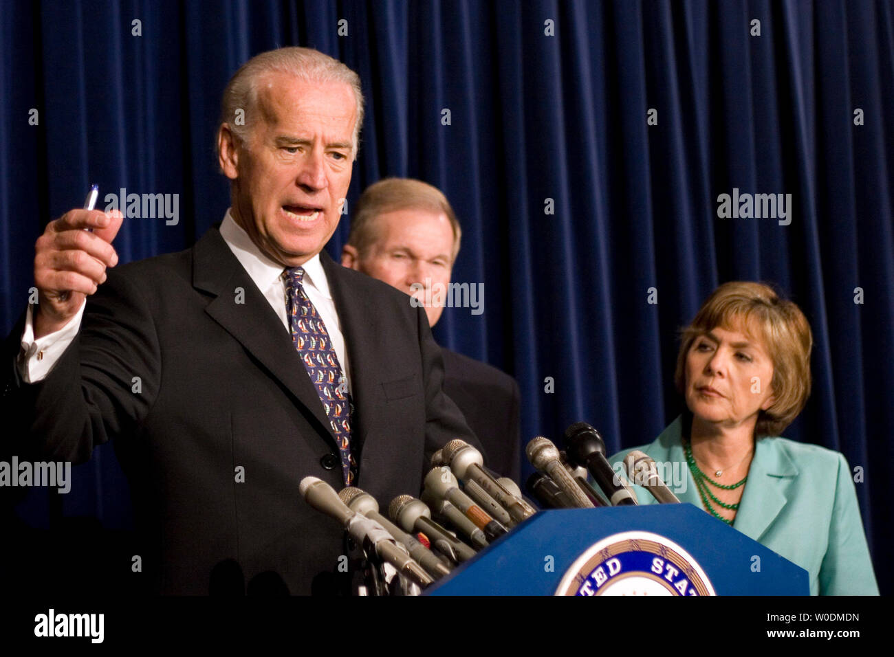 Senatori Joseph Biden (D-DE) (L), Barbara Boxer (D-CA) (R), e Bill Nelson (D-FL) parlare di come andare avanti in Iraq nel corso di una conferenza stampa a Capitol Hill a Washington il 7 giugno 2007. Essi hanno proposto un 'Biden piano " che si verrebbe a creare un decentramento del governo federale in Iraq al fine di mantenere l'autonomia regionale. (UPI foto/David Brody) Foto Stock