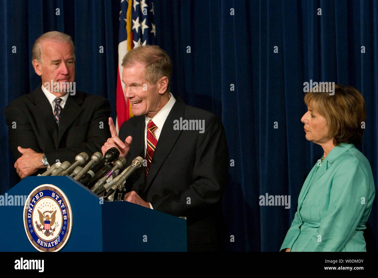 Senatori Joseph Biden (D-DE) (L), Barbara Boxer (D-CA) (R), e Bill Nelson (D-FL) parlare di come andare avanti in Iraq nel corso di una conferenza stampa a Capitol Hill a Washington il 7 giugno 2007. Essi hanno proposto un 'Biden piano " che si verrebbe a creare un decentramento del governo federale in Iraq al fine di mantenere l'autonomia regionale. (UPI foto/David Brody) Foto Stock