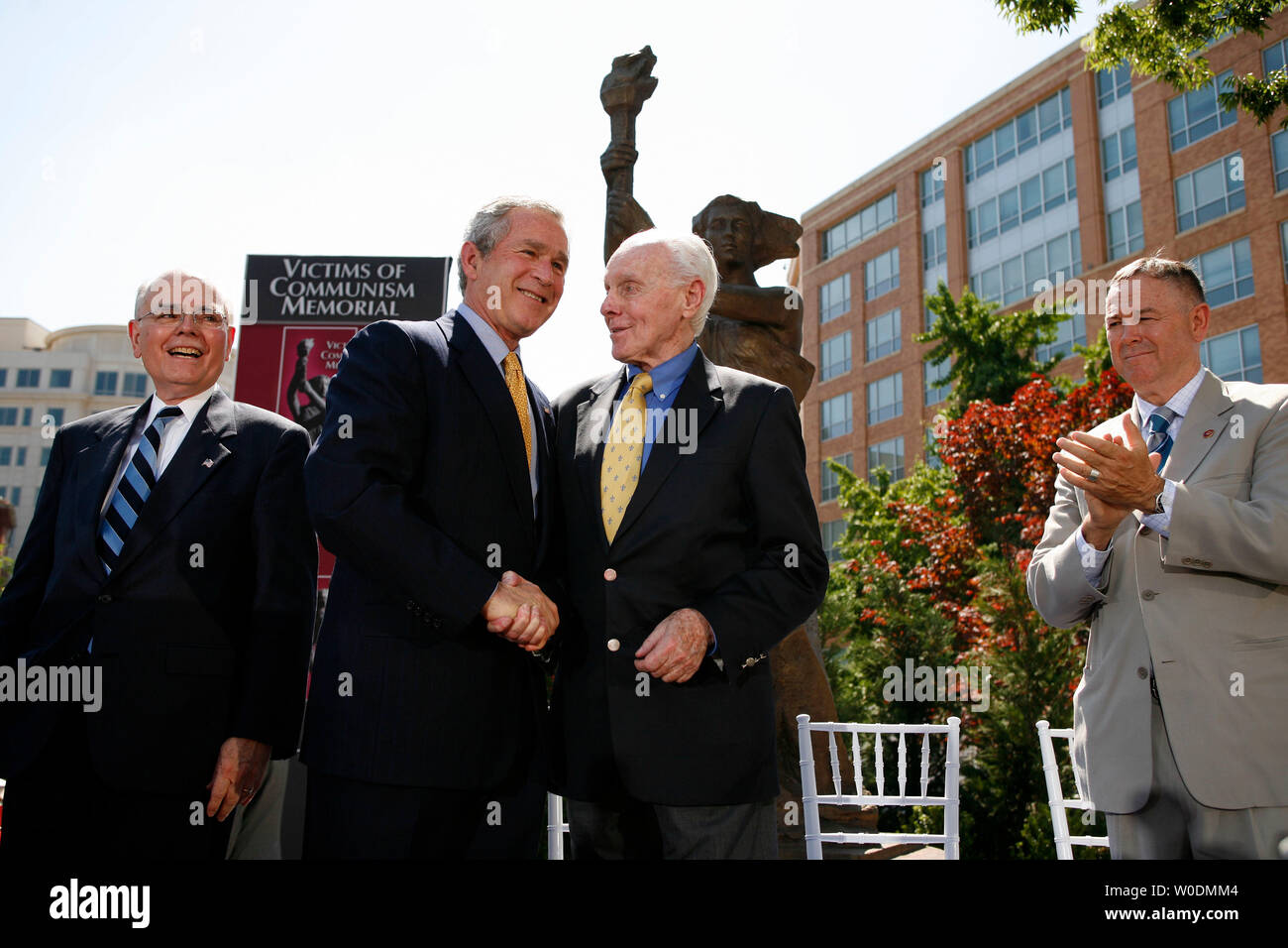 Stati Uniti Il Presidente George W Bush scuote le mani con sost. Tom Lantos (D-CA) come sost. Dana Rohrabacher (R-CA) (R) e le vittime del comunismo Memorial Foundation Presidente Lee Edwards guardare in seguito a Bush di commento per la dedicazione delle vittime del comunismo Memorial a Washington il 12 giugno 2007.(UPI foto/Martin H. Simon) Foto Stock