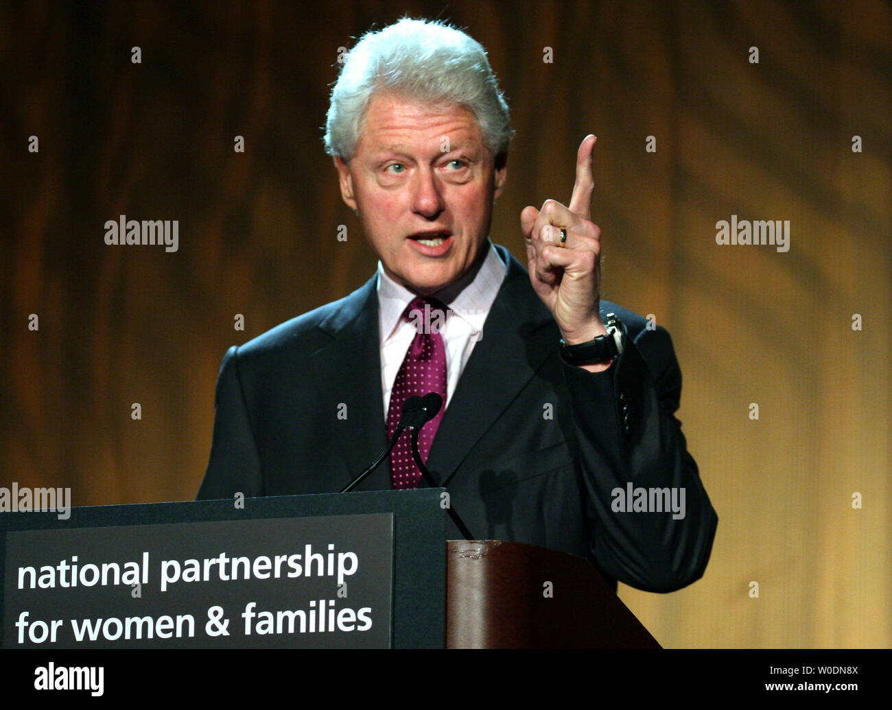 Ex U.S. Il presidente Bill Clinton parla alla partnership nazionale per le donne e le famiglie lunchin annuale a Washington il 15 giugno 2007. Clinton ha toccato su argomenti quali la sanità, salario minimo, assicurazione, di educazione e di eventi in corso nella Striscia di Gaza. (UPI foto/Domenico Bracco II) Foto Stock