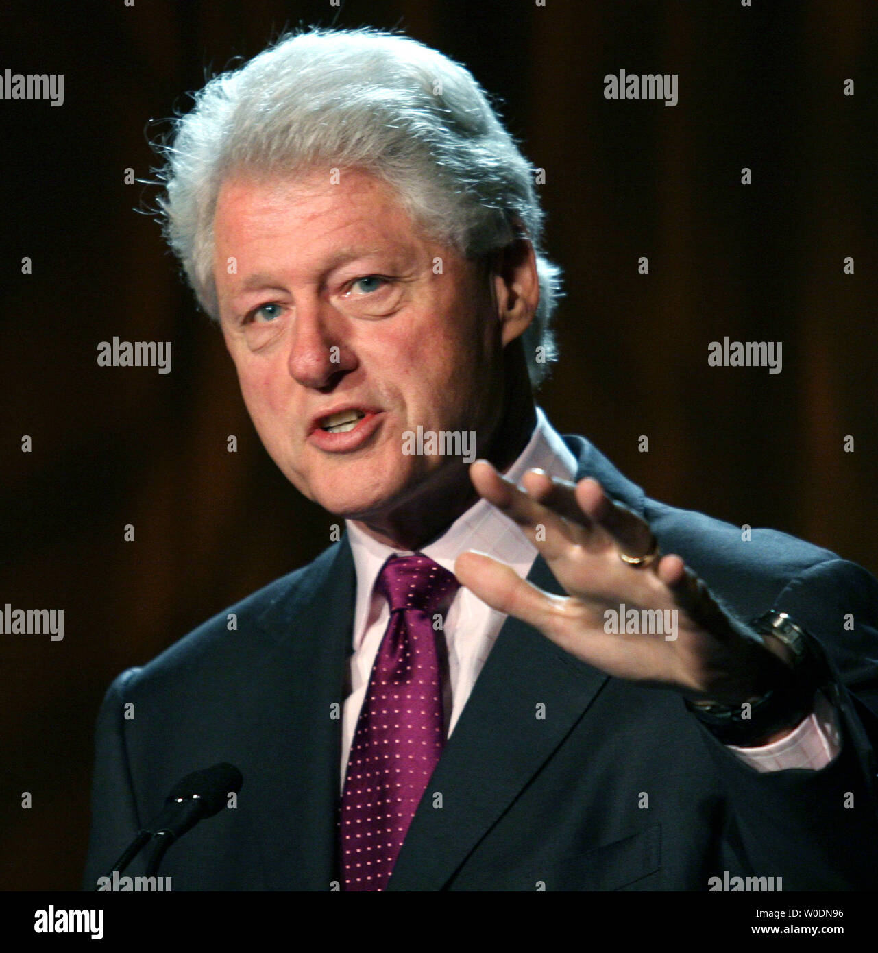 Ex U.S. Il presidente Bill Clinton parla alla partnership nazionale per le donne e le famiglie lunchin annuale a Washington il 15 giugno 2007. Clinton ha toccato su argomenti quali la sanità, salario minimo, assicurazione, di educazione e di eventi in corso nella Striscia di Gaza. (UPI foto/Domenico Bracco II) Foto Stock