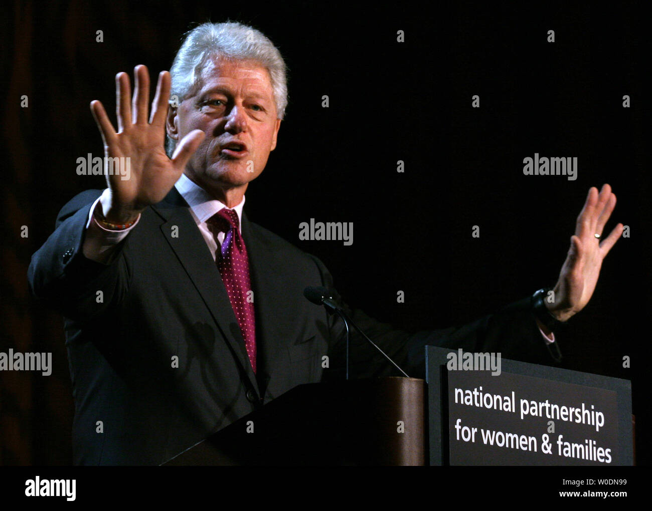 Ex U.S. Il presidente Bill Clinton parla alla partnership nazionale per le donne e le famiglie lunchin annuale a Washington il 15 giugno 2007. Clinton ha toccato su argomenti quali la sanità, salario minimo, assicurazione, di educazione e di eventi in corso nella Striscia di Gaza. (UPI foto/Domenico Bracco II) Foto Stock