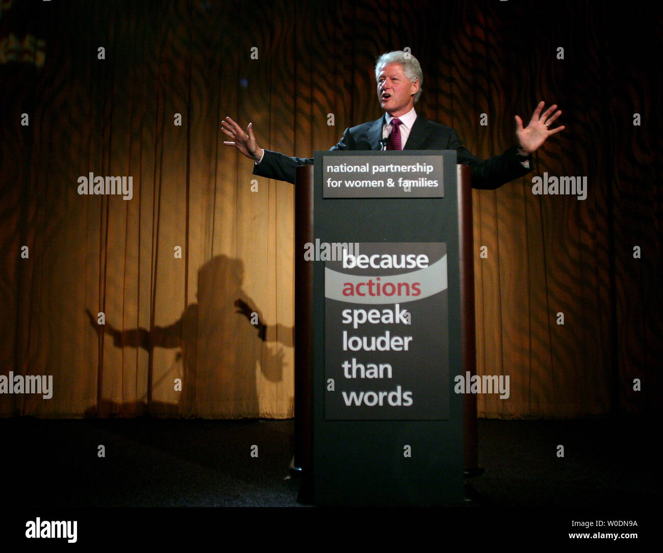 Ex U.S. Il presidente Bill Clinton parla alla partnership nazionale per le donne e le famiglie lunchin annuale a Washington il 15 giugno 2007. Clinton ha toccato su argomenti quali la sanità, salario minimo, assicurazione, di educazione e di eventi in corso nella Striscia di Gaza. (UPI foto/Domenico Bracco II) Foto Stock