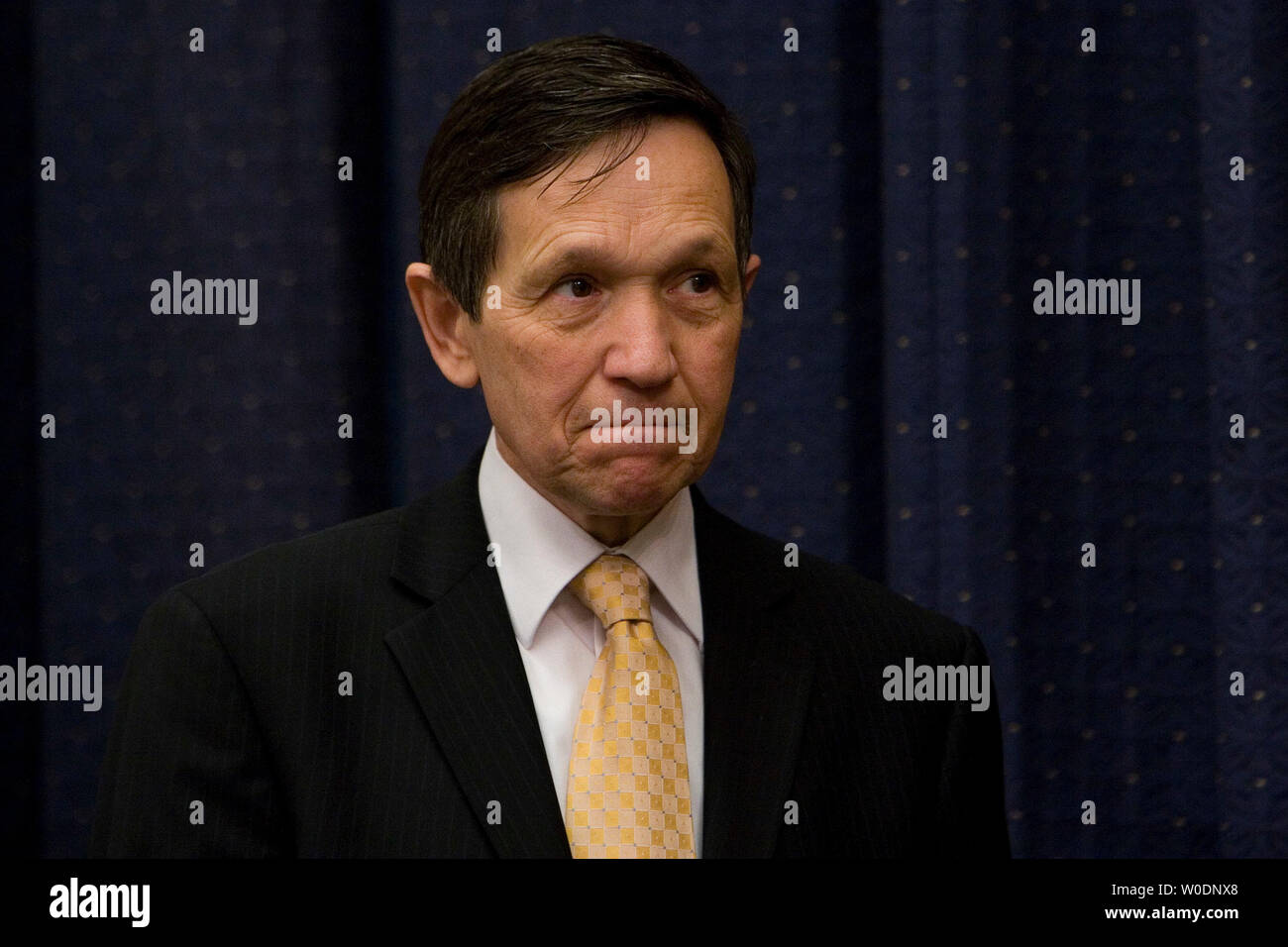 Il candidato presidenziale sost. Dennis Kucinich (D-OH) e membri del Parlamento Commissione Affari Esteri attendere di salutare i membri della Duma russa la commissione per gli Affari Internazionali sulla Capitol Hill a Washington il 21 giugno 2007. (UPI foto/David Brody) Foto Stock