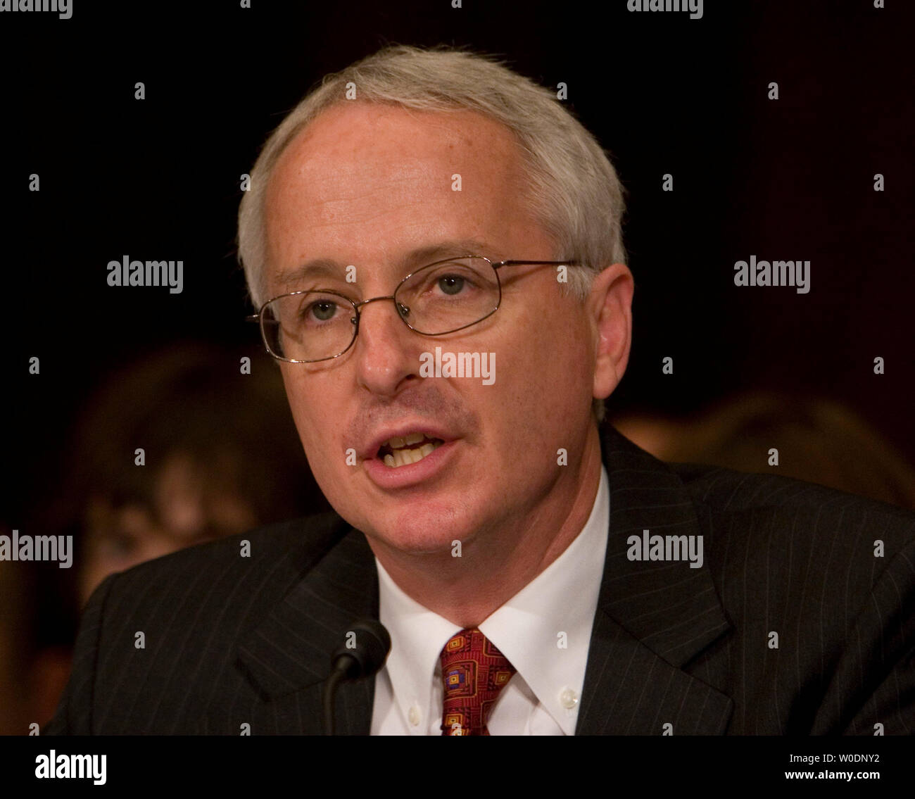 Il dottor Cameron Hunter, nominee per ambasciatore di Serbia, testimonia ad una audizione di conferma prima del Senato Comitato delle Relazioni Estere sul Campidoglio di Washington il 21 giugno 2007. (UPI foto/David Brody) Foto Stock