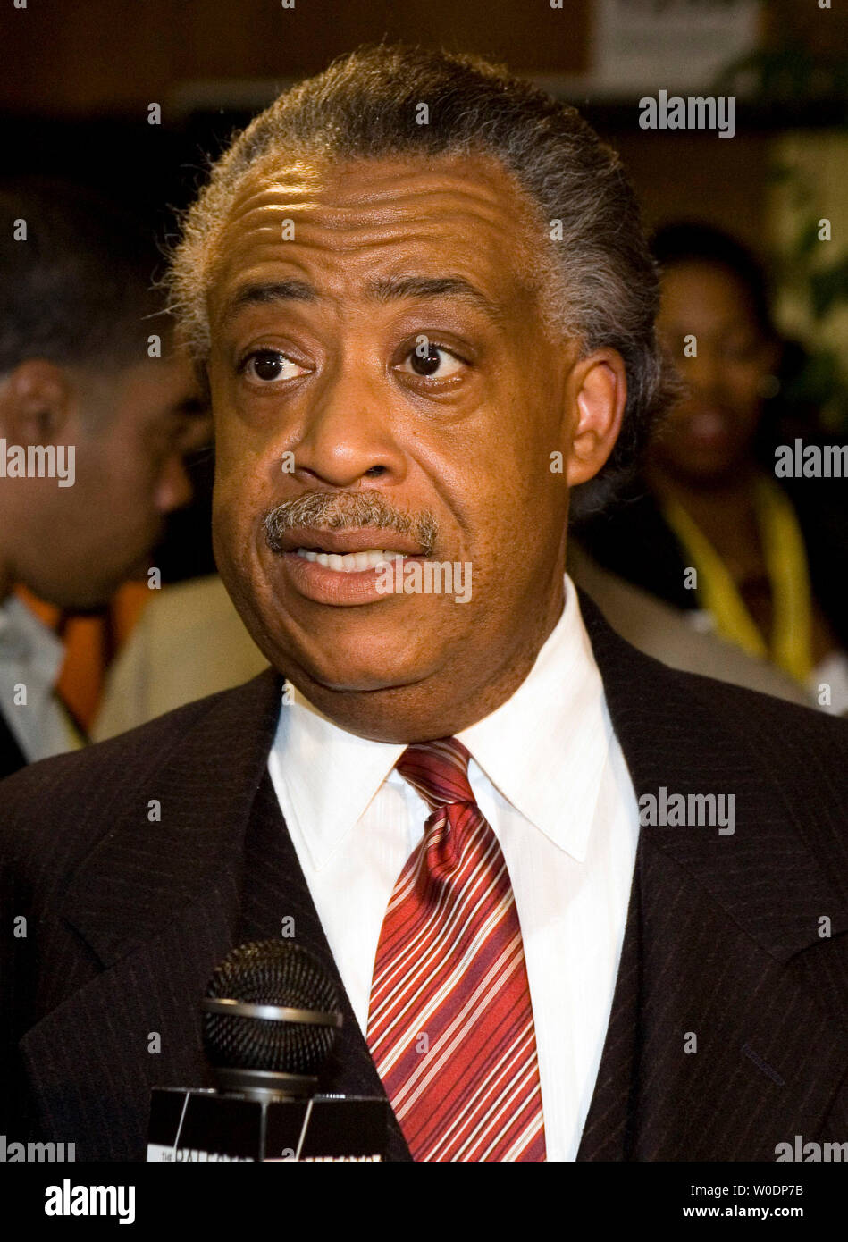 Il rev. Al Sharpton parla con i giornalisti nel media center dopo l'tutte le elezioni presidenziali americane del dibattito democratico Forum su PBS a Howard University di Washington D.C., il 28 giugno 2007. (UPI foto/David Brody) Foto Stock