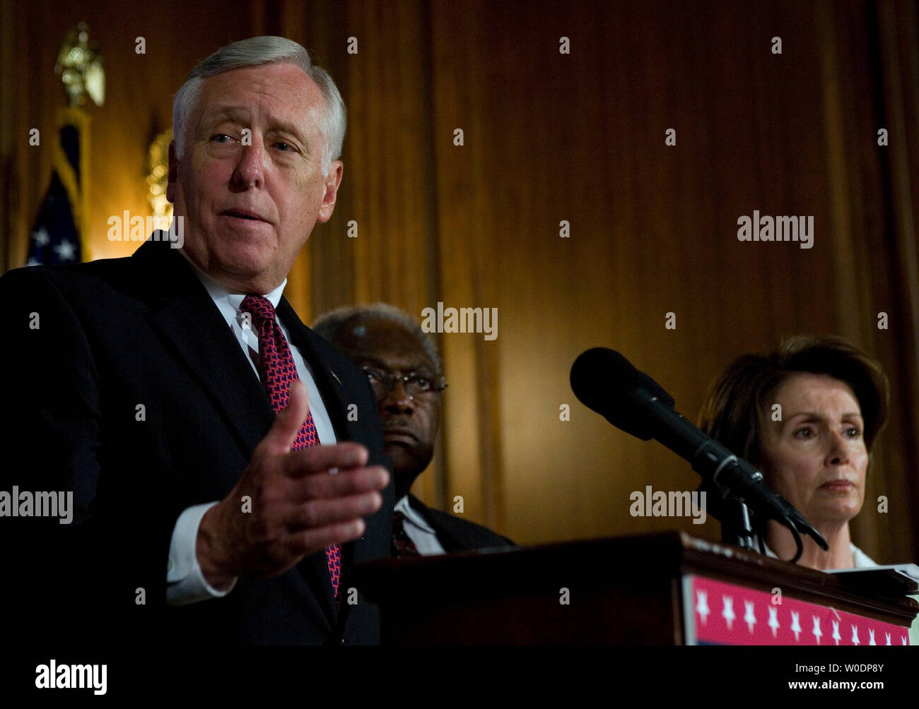 Presidente della Camera Nancy Pelosi (D-CA) (R) e Casa maggioranza frusta James Clyburn (D-SC) (C) ascolto in casa come il leader della maggioranza Steny Hoyer (D-MD) illustra le realizzazioni legislative ed ostacoli per il nuovo Congresso democratico negli ultimi sei mesi su Capitol Hill a Washington il 29 giugno 2007. (UPI foto/David Brody) Foto Stock