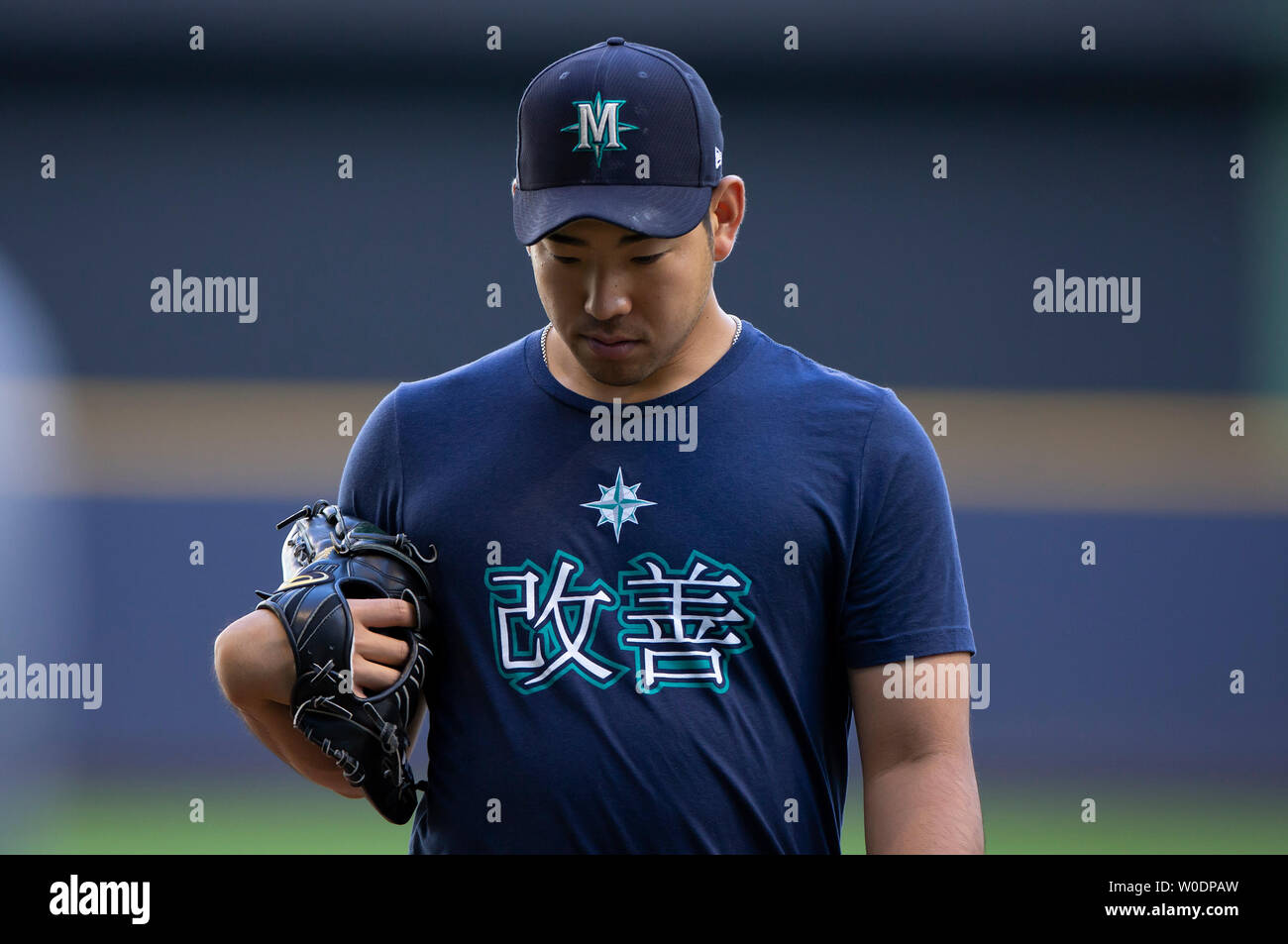 Giugno 25, 2019: Seattle Mariners a partire lanciatore Yusei Kikuchi #18 passeggiate fuori campo dopo la pratica di ovatta prima della Major League Baseball gioco tra il Milwaukee Brewers e il Seattle Mariners a Miller Park di Milwaukee, WI. John Fisher/CSM Foto Stock