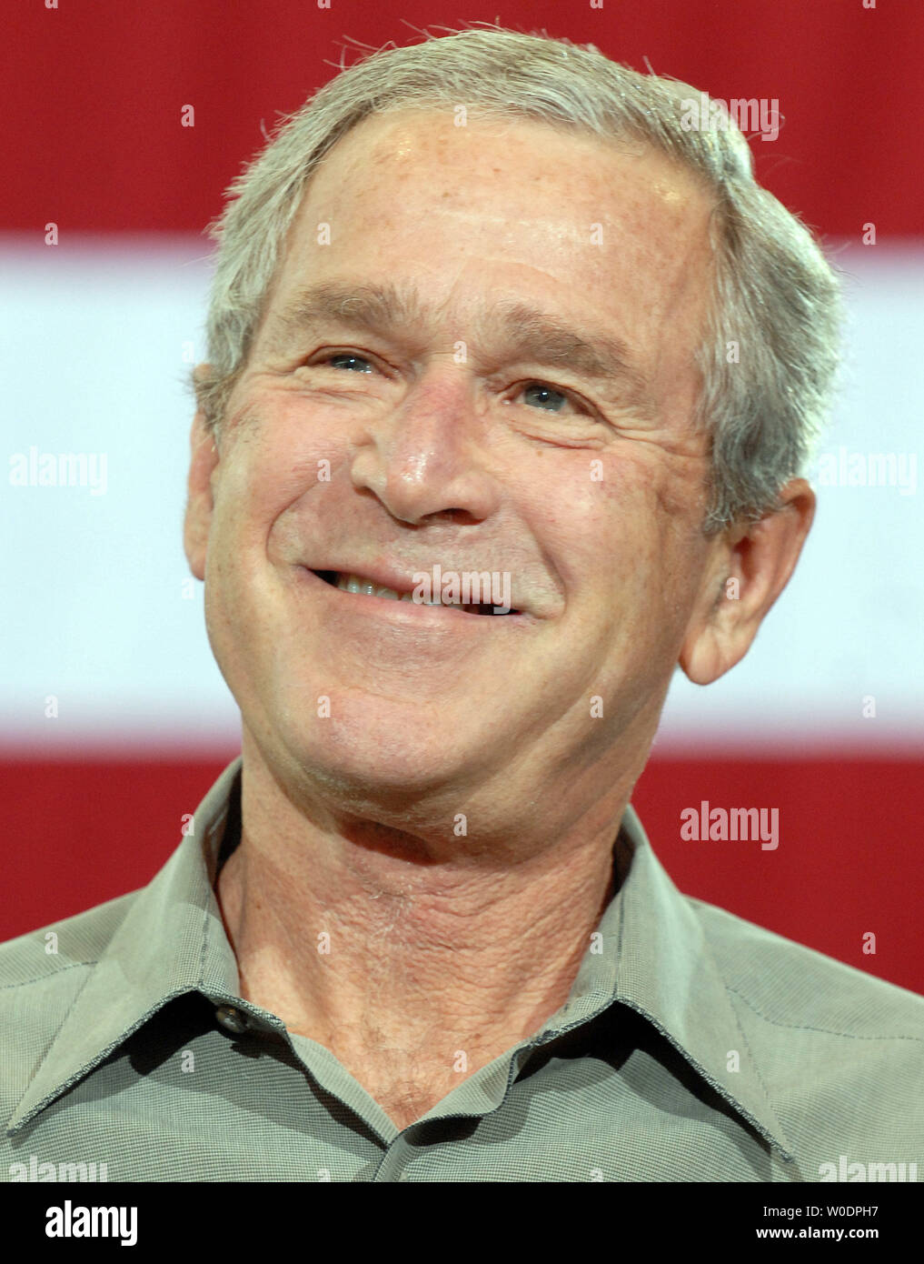 Stati Uniti Il Presidente George W Bush rende commento al West Virginia Air National Guard 167° Airlift Wing e altri ospiti su base in Martinsburg, West Virginia, il 4 luglio 2007. (UPI foto/Roger L. Wollenberg) Foto Stock