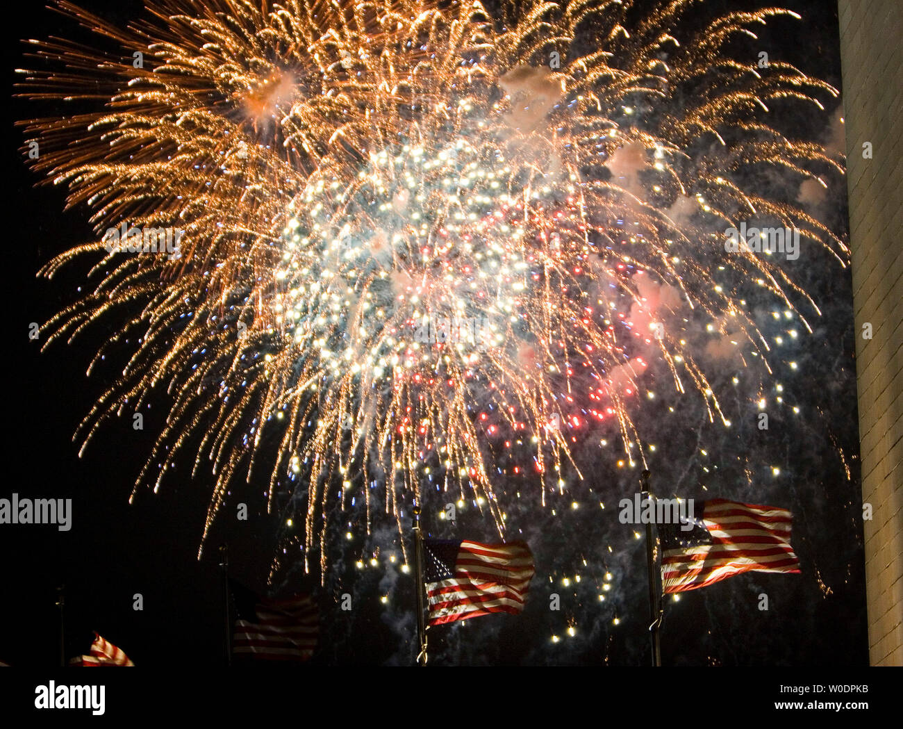 Bandiere in onda il vento vicino al Monumento di Washington durante il giorno di indipendenza spettacolo di fuochi d'artificio sul Mall di Washington il 4 luglio 2007. (UPI foto/David Brody) Foto Stock