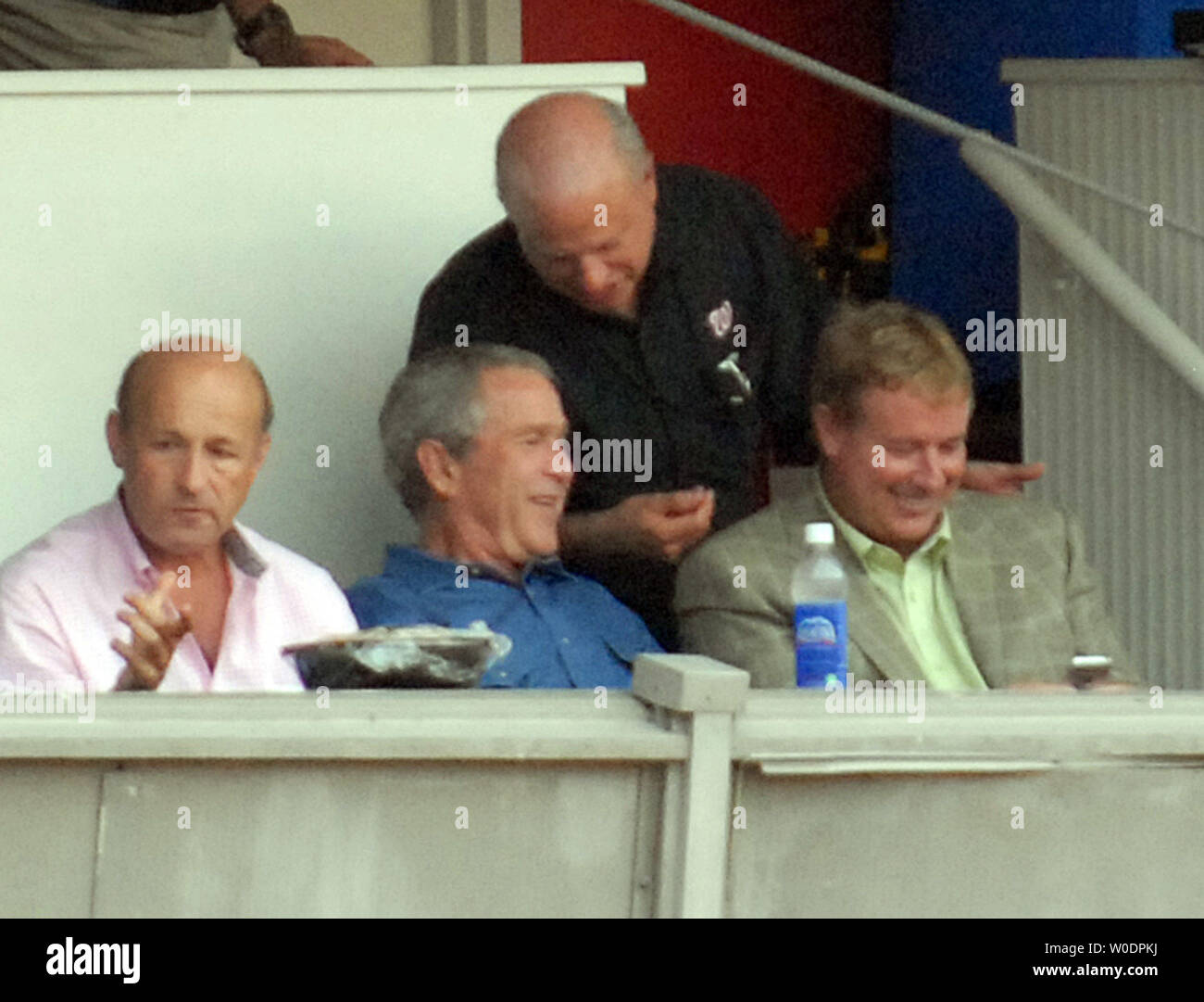 Stati Uniti Il Presidente George W Bush chat con i cittadini parte marchio proprietario Lerner (seconda R) come il Chicago Cubs giocare i cittadini di Washington a RFK Stadium di Washington il 7 luglio 2007. Con Bush sono cittadini Presidente Stan Kasten (L) e cittadini general manager Jim Bowden (R). (UPI foto/Roger L. Wollenberg) Foto Stock