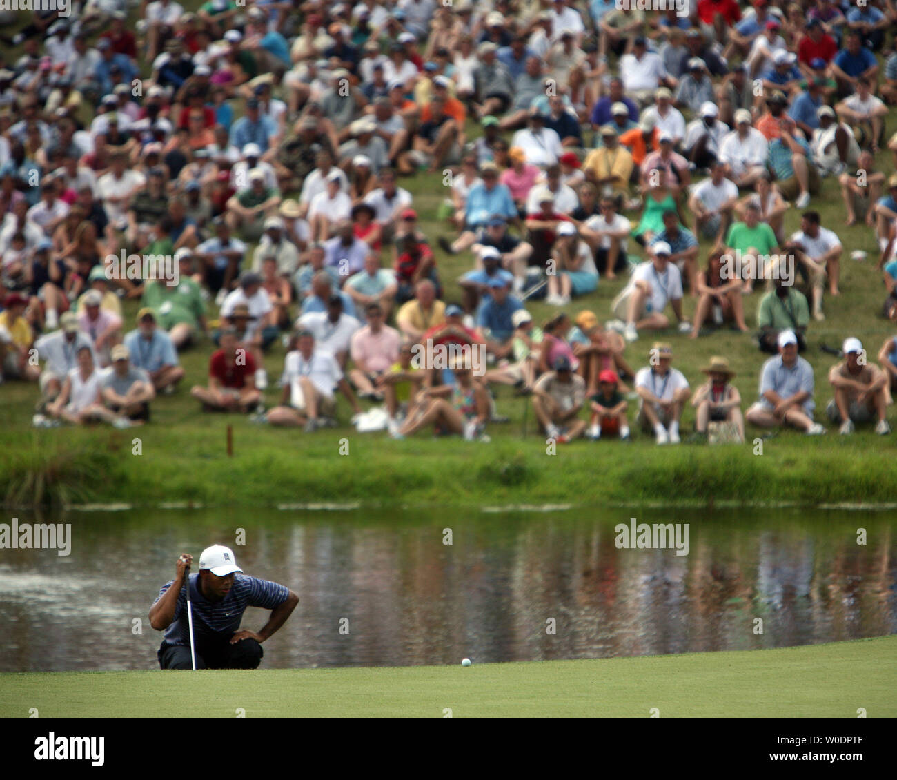 Tiger Woods esamina il XVIII verde durante il terzo round inaugurale della AT&T nazionali a Congressional Country Club in Potomac, Md. il 7 luglio 2007. (UPI foto/David Brody) Foto Stock
