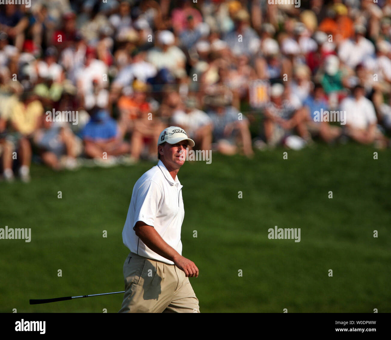 Steve Stricker sondaggi xviii verde durante il 4° round inaugurale della AT&T nazionali a Congressional Country Club in Potomac, Md. su luglio 8, 2007. Stricker terminato al 2° posto a sei sotto par con 274. (UPI foto/David Brody) Foto Stock