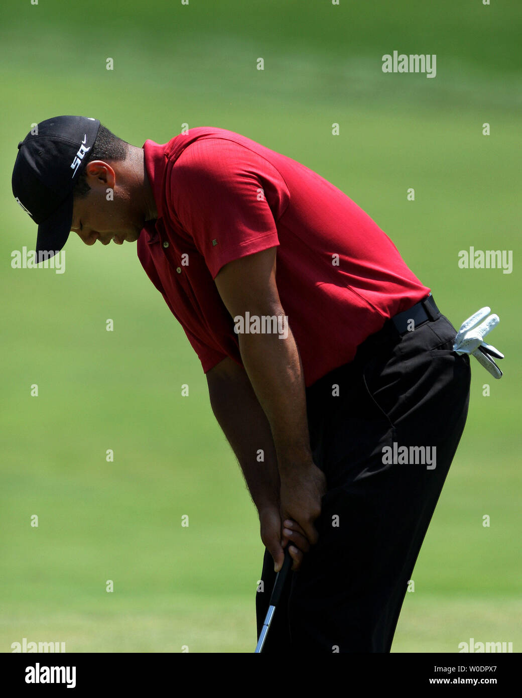Tiger Woods reagisce dopo aver preso un colpo dal fairway del 1° foro durante il quarto round inaugurale della AT&T nazionali a Congressional Country Club in Potomac, Md. su luglio 8, 2007. Bosco terminato al 6° posto in due sotto il par con 278. (UPI foto/David Brody) Foto Stock
